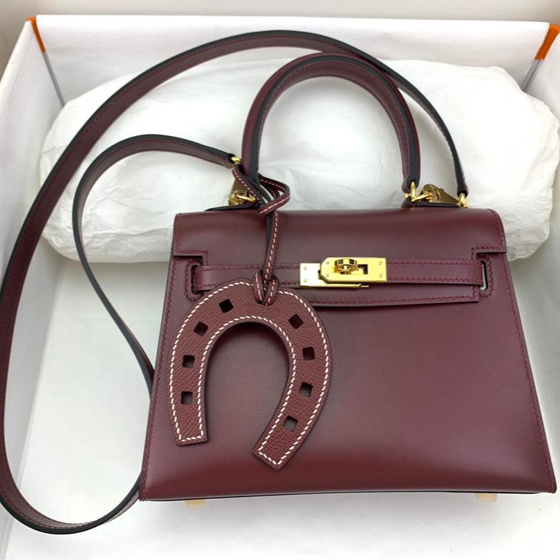 SAC KELLY MINI 20 EN CUIR DE VEAU LISSE ROUGE VIN AVEC QUINCAILLERIE DORÉ (FABRIQUÉ SUR COMMANDE)