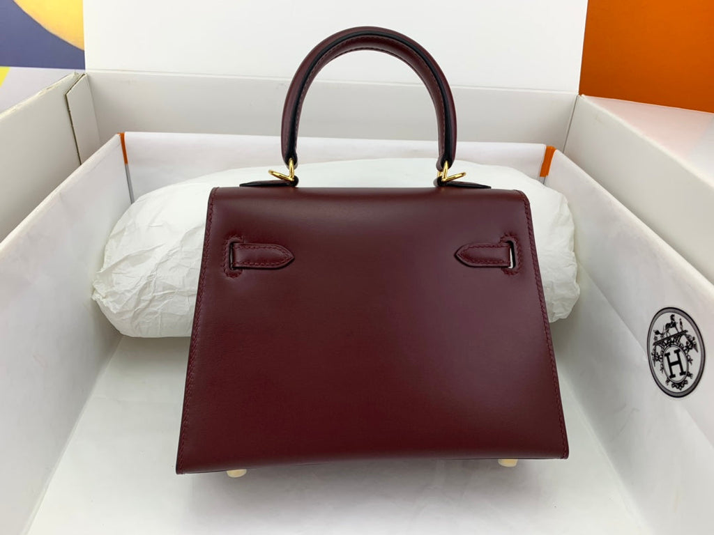SAC KELLY MINI 20 EN CUIR DE VEAU LISSE ROUGE VIN AVEC QUINCAILLERIE DORÉ (FABRIQUÉ SUR COMMANDE)
