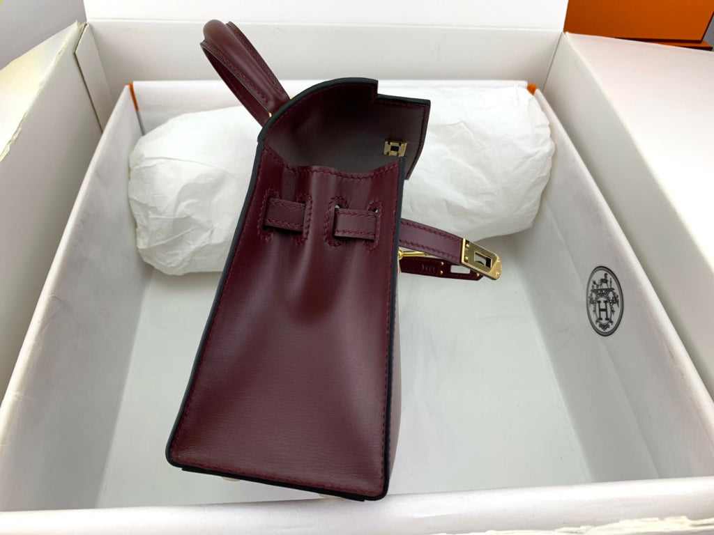 SAC KELLY MINI 20 EN CUIR DE VEAU LISSE ROUGE VIN AVEC QUINCAILLERIE DORÉ (FABRIQUÉ SUR COMMANDE)