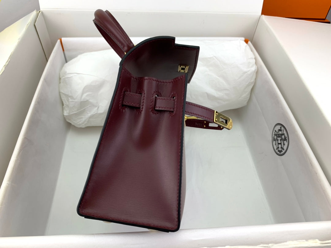 SAC KELLY MINI 20 EN CUIR DE VEAU LISSE ROUGE VIN AVEC QUINCAILLERIE DORÉ (FABRIQUÉ SUR COMMANDE)