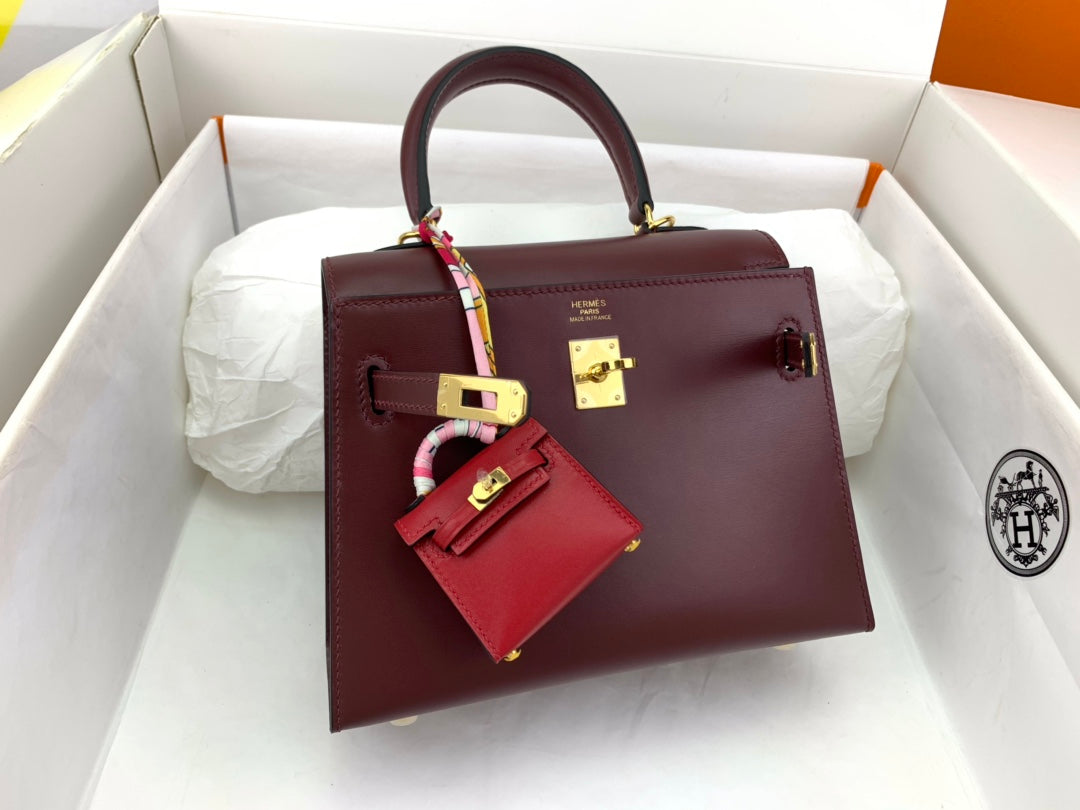 SAC KELLY MINI 20 EN CUIR DE VEAU LISSE ROUGE VIN AVEC QUINCAILLERIE DORÉ (FABRIQUÉ SUR COMMANDE)