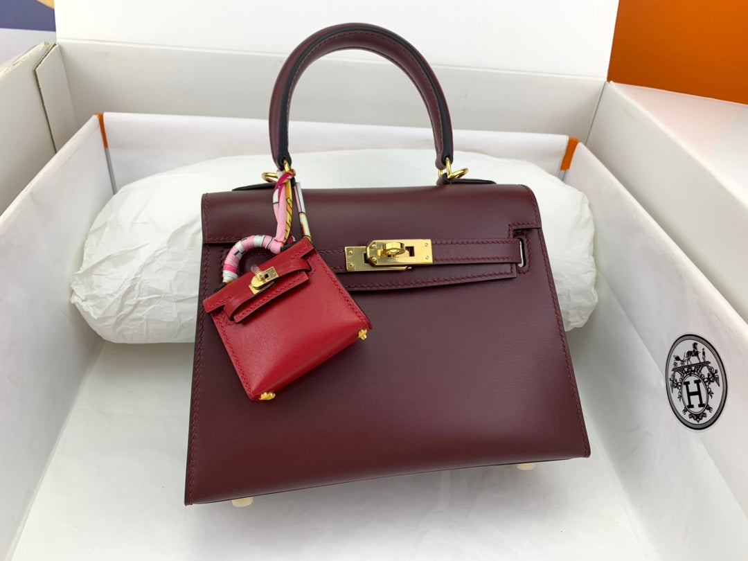 SAC KELLY MINI 20 EN CUIR DE VEAU LISSE ROUGE VIN AVEC QUINCAILLERIE DORÉ (FABRIQUÉ SUR COMMANDE)