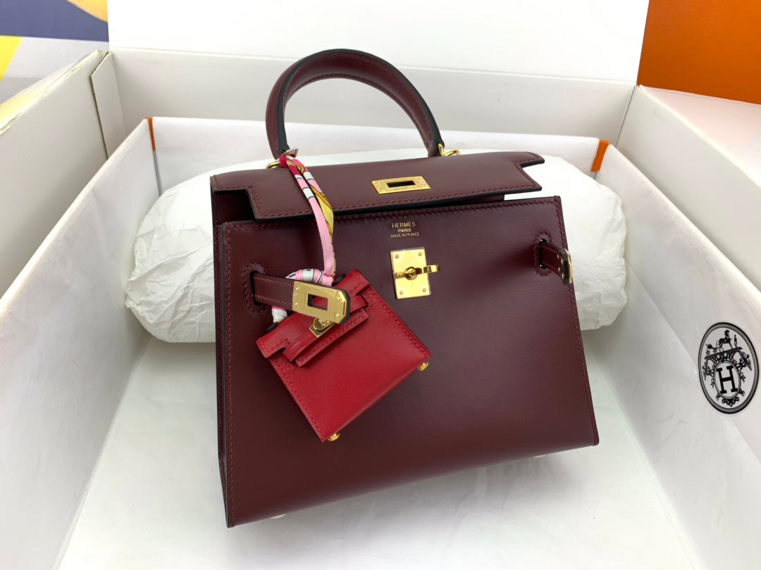 SAC KELLY MINI 20 EN CUIR DE VEAU LISSE ROUGE VIN AVEC QUINCAILLERIE DORÉ (FABRIQUÉ SUR COMMANDE)