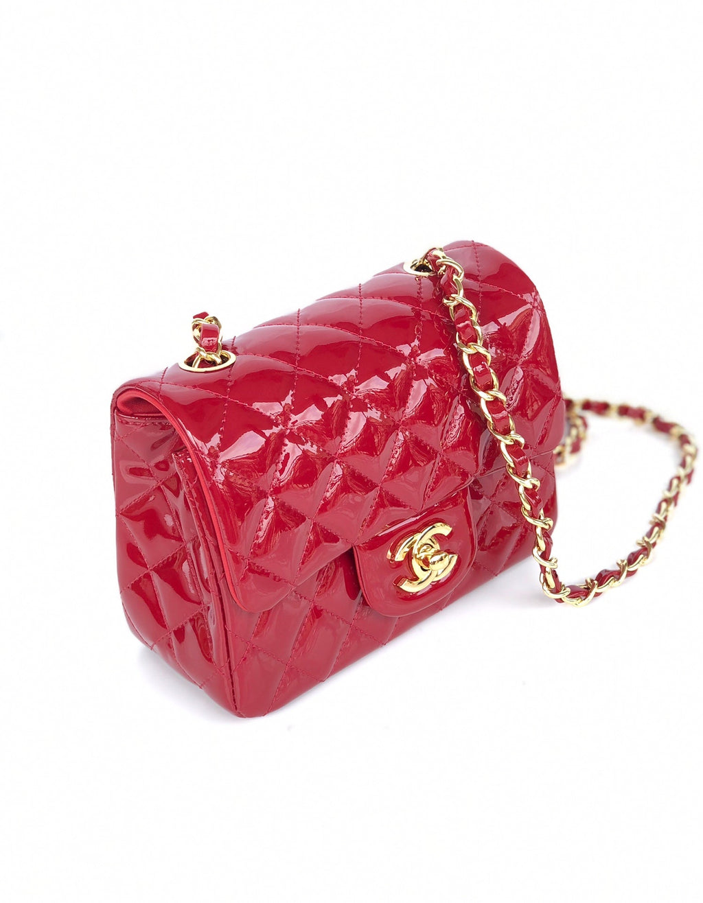 MINI SAC À RABAT CARRÉ 17 CM EN CUIR DE VEAU VERNI ROUGE QUINCAILLERIE DORÉE