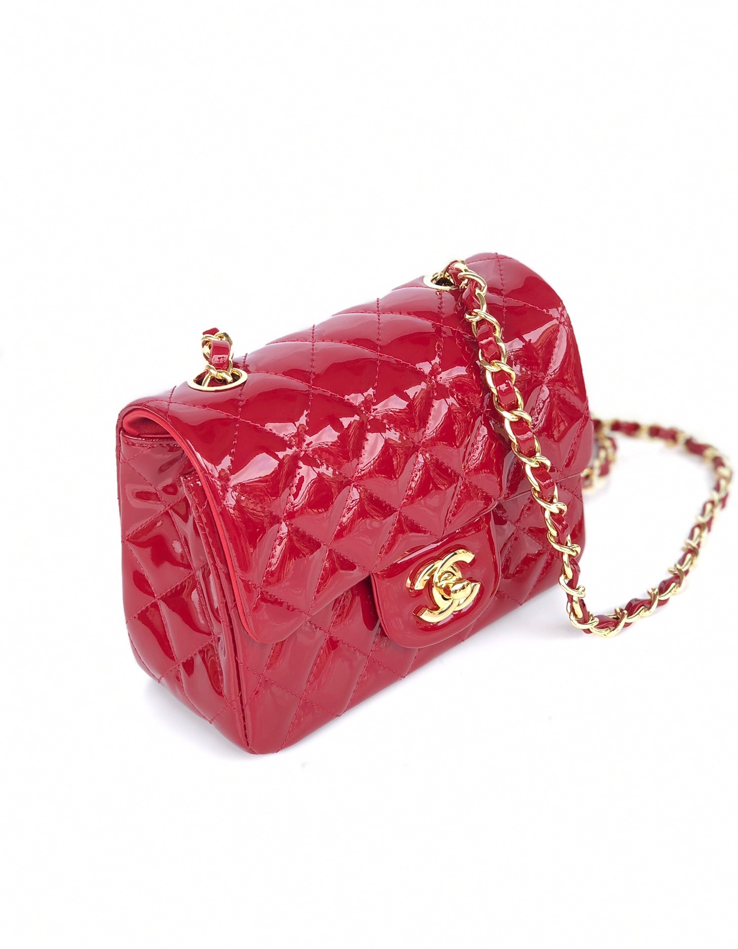 MINI SAC À RABAT CARRÉ 17 CM EN CUIR DE VEAU VERNI ROUGE QUINCAILLERIE DORÉE