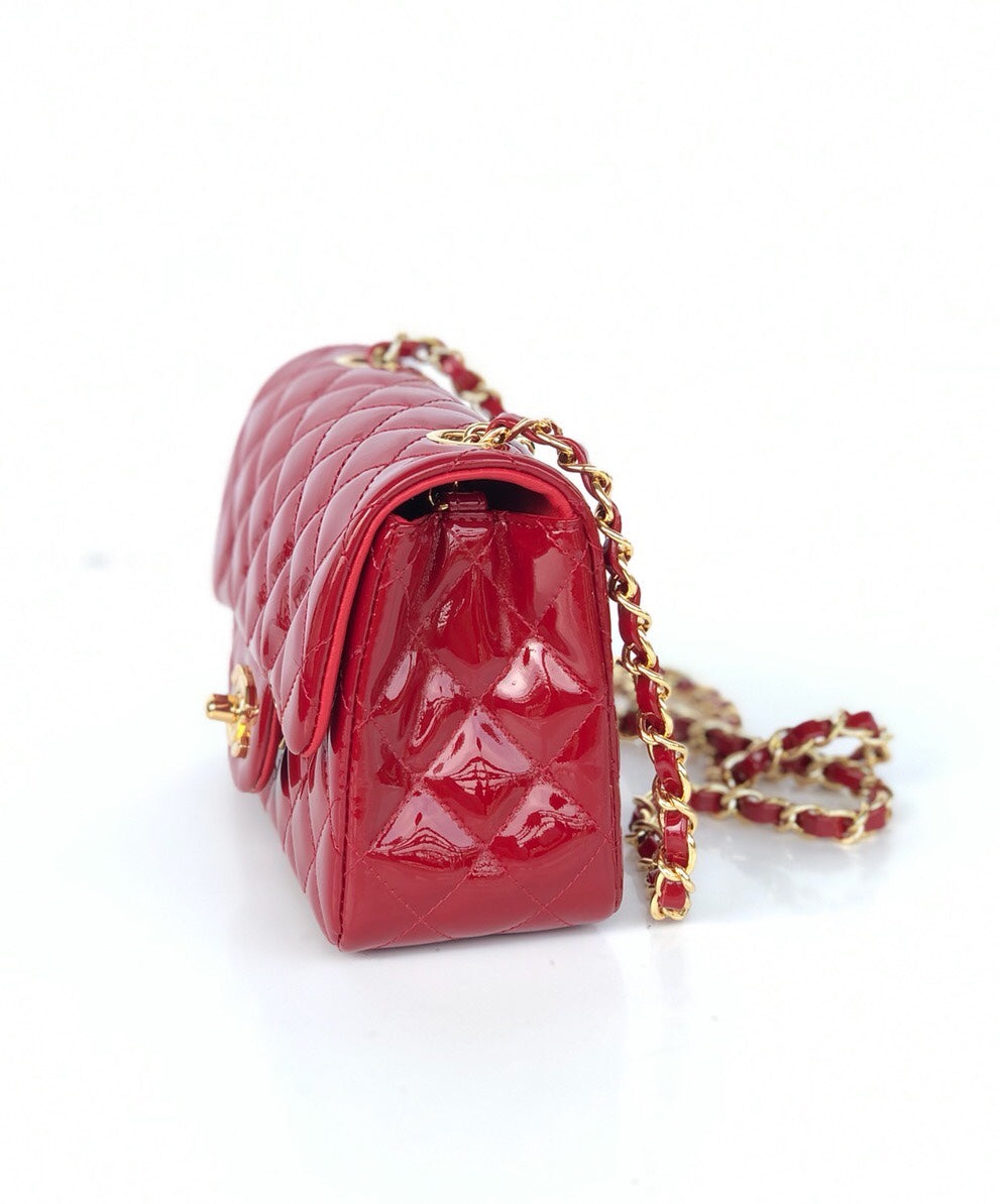 MINI SAC À RABAT CARRÉ 17 CM EN CUIR DE VEAU VERNI ROUGE QUINCAILLERIE DORÉE