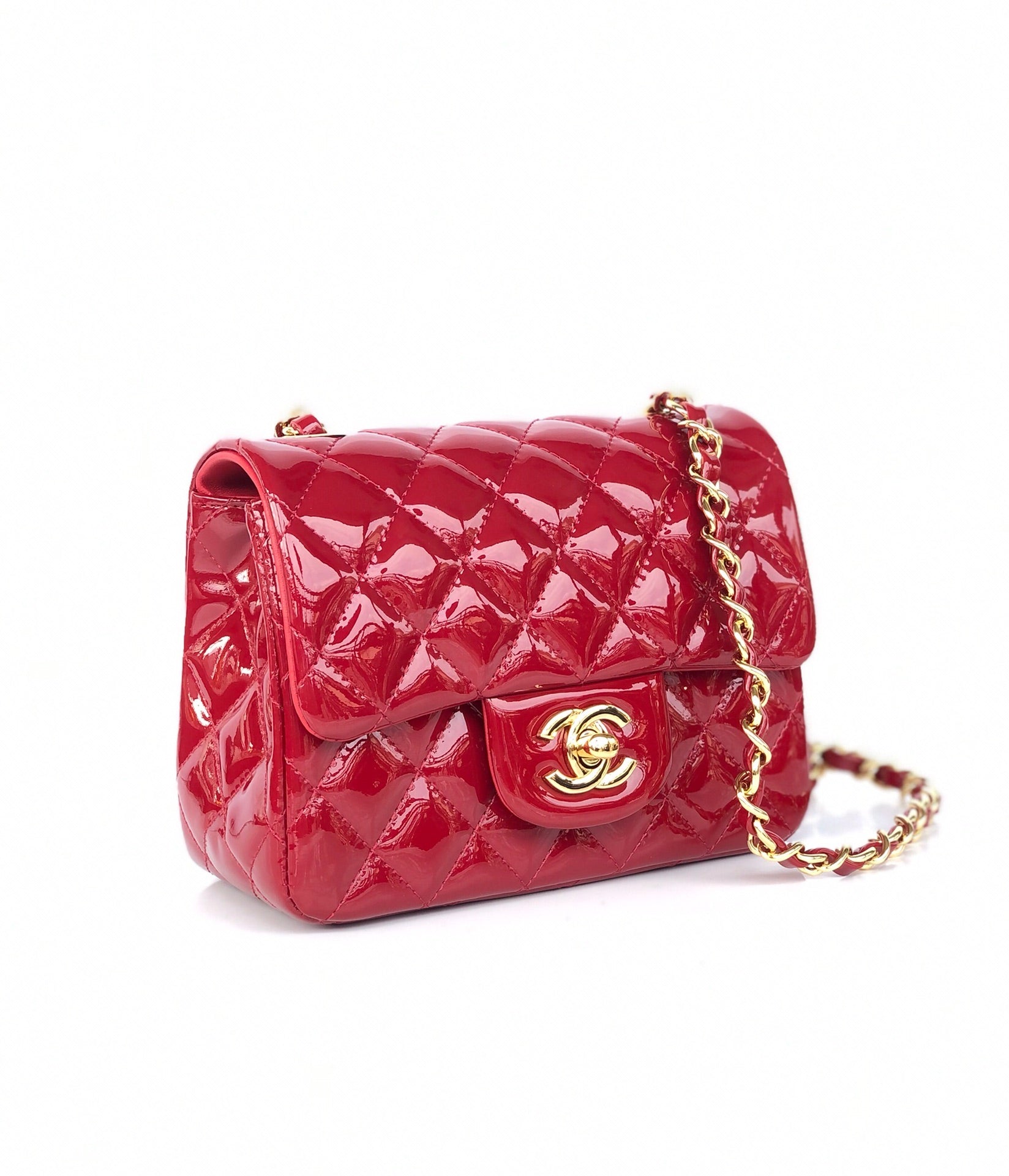 MINI SAC À RABAT CARRÉ 17 CM EN CUIR DE VEAU VERNI ROUGE QUINCAILLERIE DORÉE