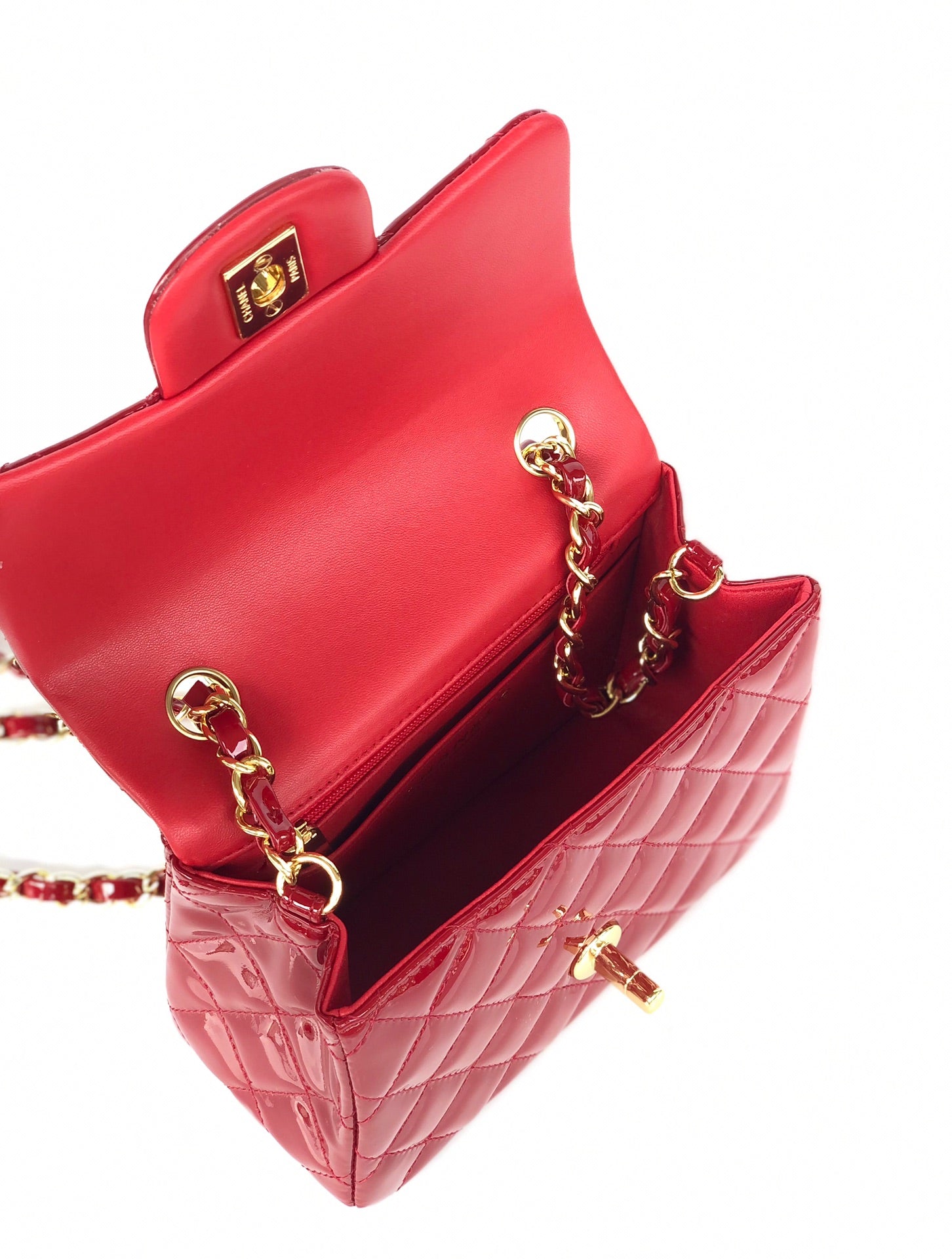 MINI SAC À RABAT CARRÉ 17 CM EN CUIR DE VEAU VERNI ROUGE QUINCAILLERIE DORÉE