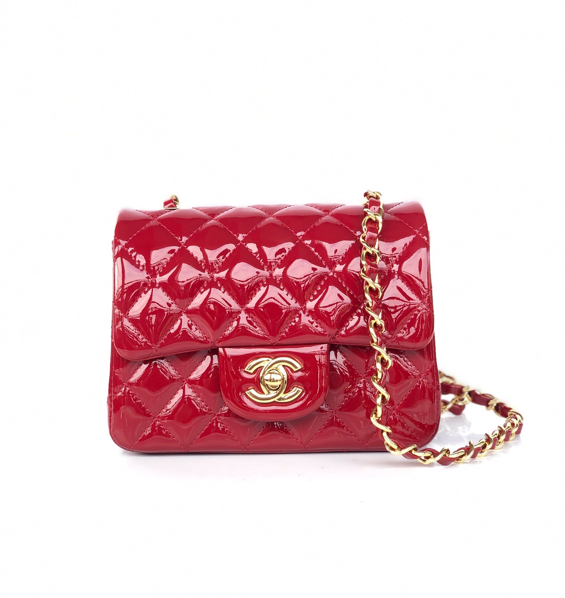 MINI SAC À RABAT CARRÉ 17 CM EN CUIR DE VEAU VERNI ROUGE QUINCAILLERIE DORÉE