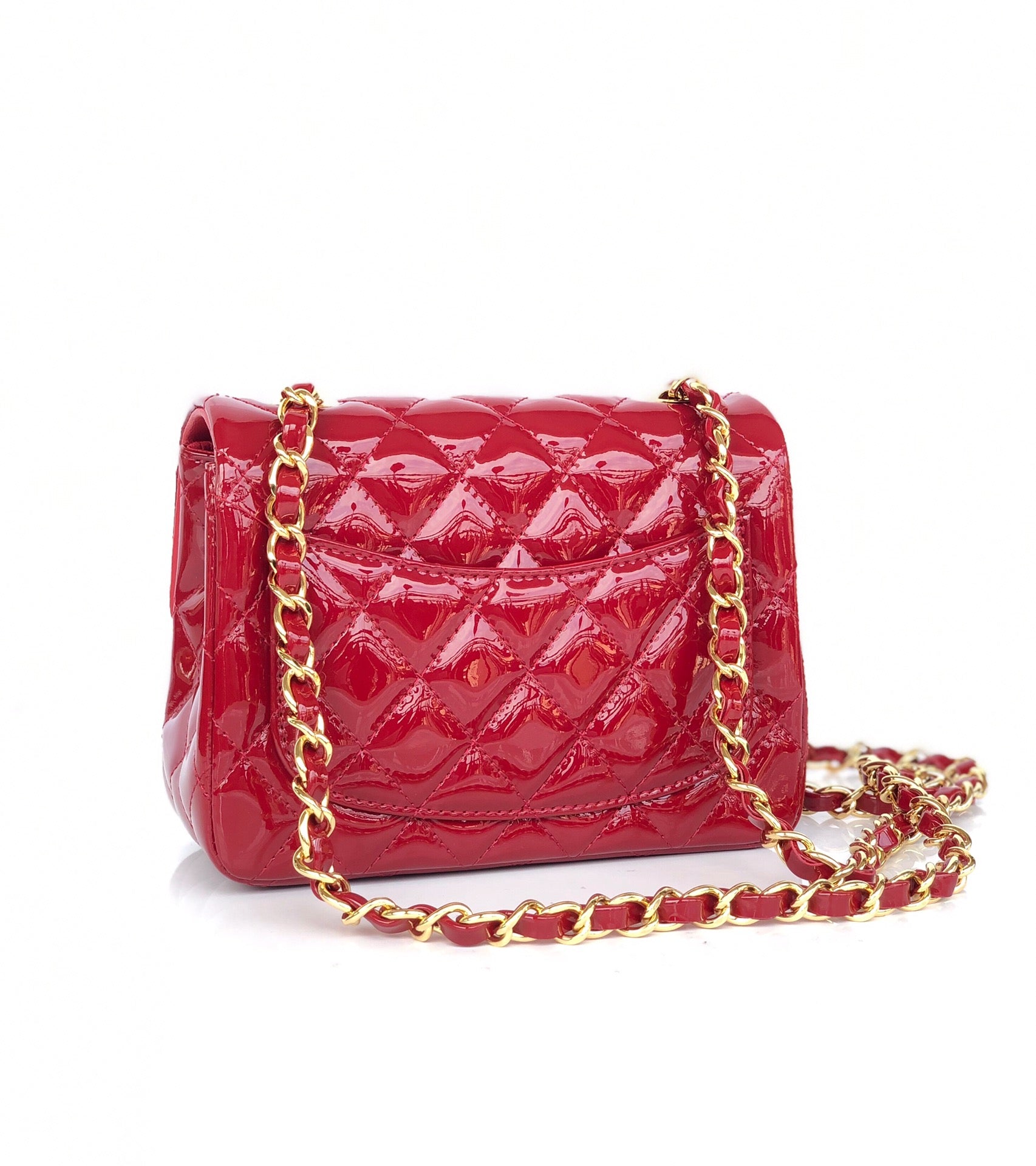 MINI SAC À RABAT CARRÉ 17 CM EN CUIR DE VEAU VERNI ROUGE QUINCAILLERIE DORÉE