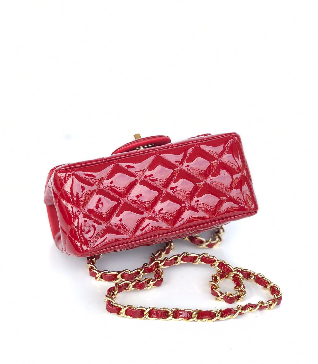 MINI SAC À RABAT CARRÉ 17 CM EN CUIR DE VEAU VERNI ROUGE QUINCAILLERIE DORÉE