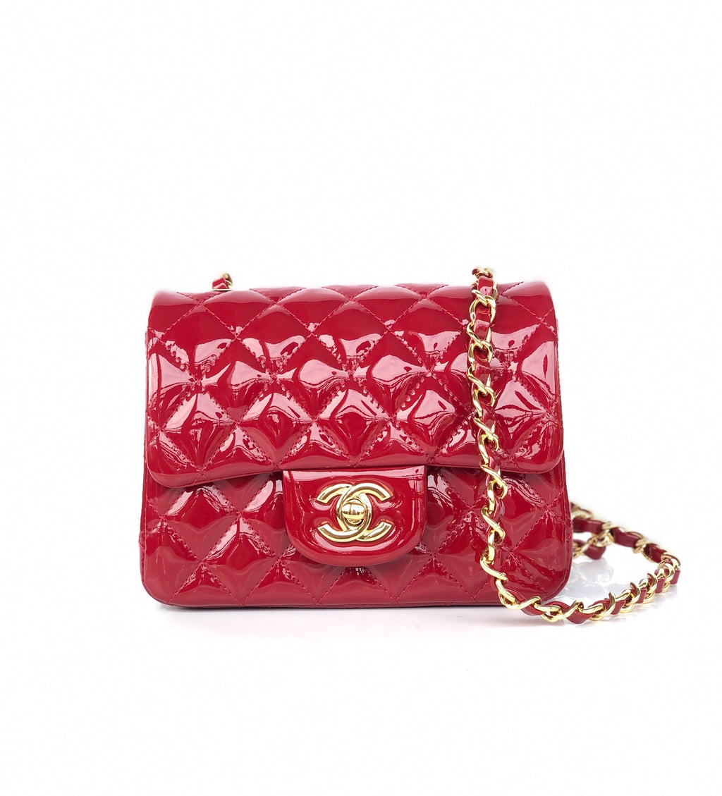 MINI SAC À RABAT CARRÉ 17 CM EN CUIR DE VEAU VERNI ROUGE QUINCAILLERIE DORÉE