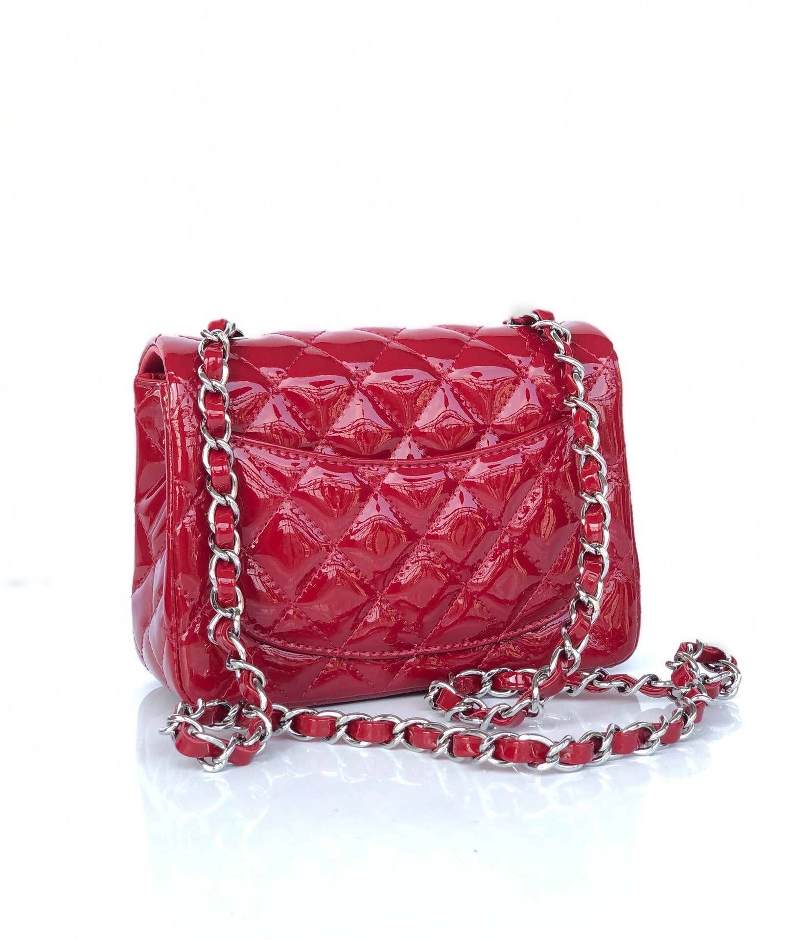 MINI SAC À RABAT CARRÉ 17 CM EN CUIR DE VEAU VERNI ROUGE, QUINCAILLERIE ARGENTÉE