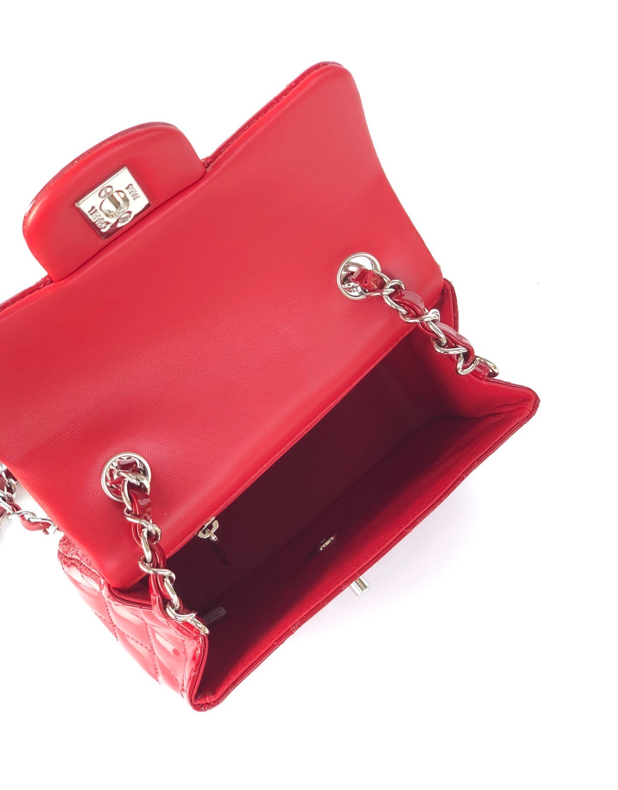 MINI SAC À RABAT CARRÉ 17 CM EN CUIR DE VEAU VERNI ROUGE, QUINCAILLERIE ARGENTÉE