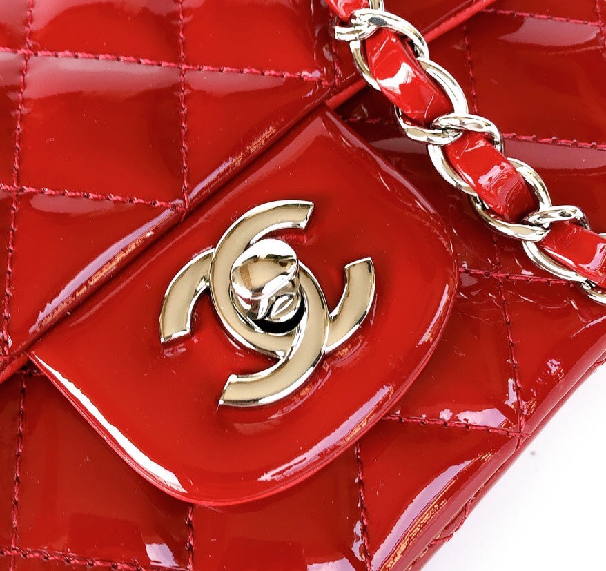 MINI SAC À RABAT CARRÉ 17 CM EN CUIR DE VEAU VERNI ROUGE, QUINCAILLERIE ARGENTÉE