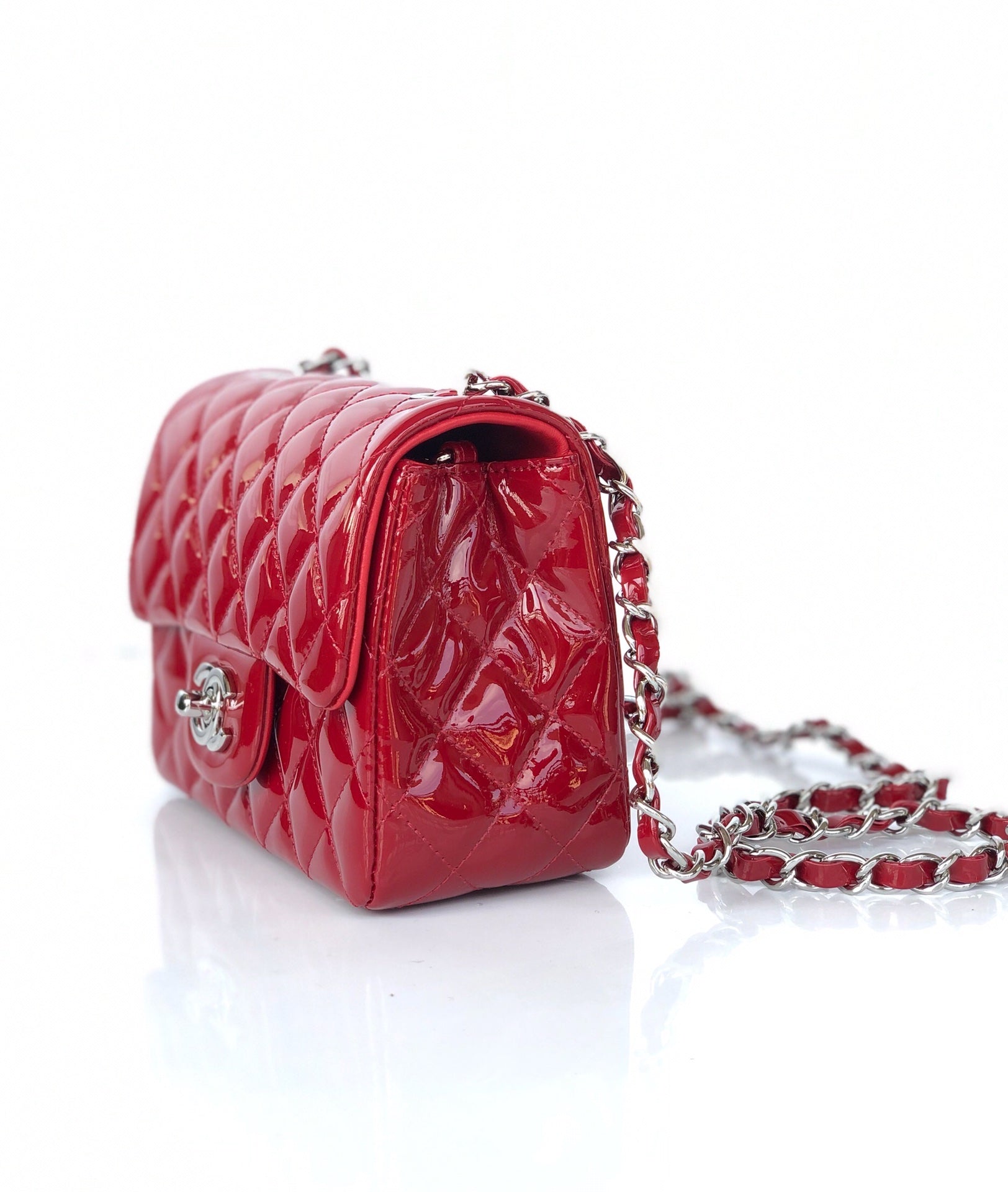 MINI SAC À RABAT CARRÉ 17 CM EN CUIR DE VEAU VERNI ROUGE, QUINCAILLERIE ARGENTÉE