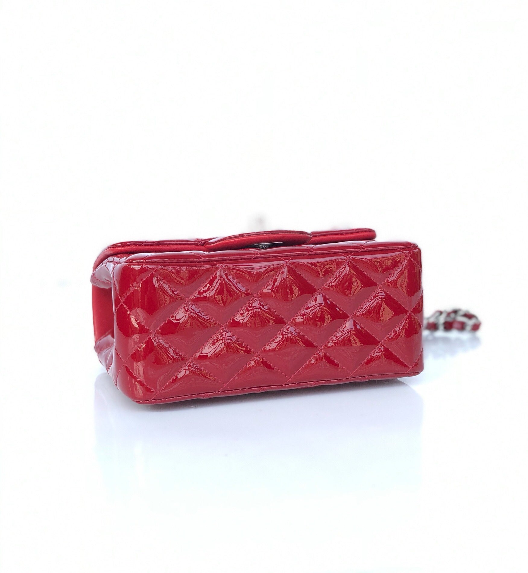 MINI SAC À RABAT CARRÉ 17 CM EN CUIR DE VEAU VERNI ROUGE, QUINCAILLERIE ARGENTÉE