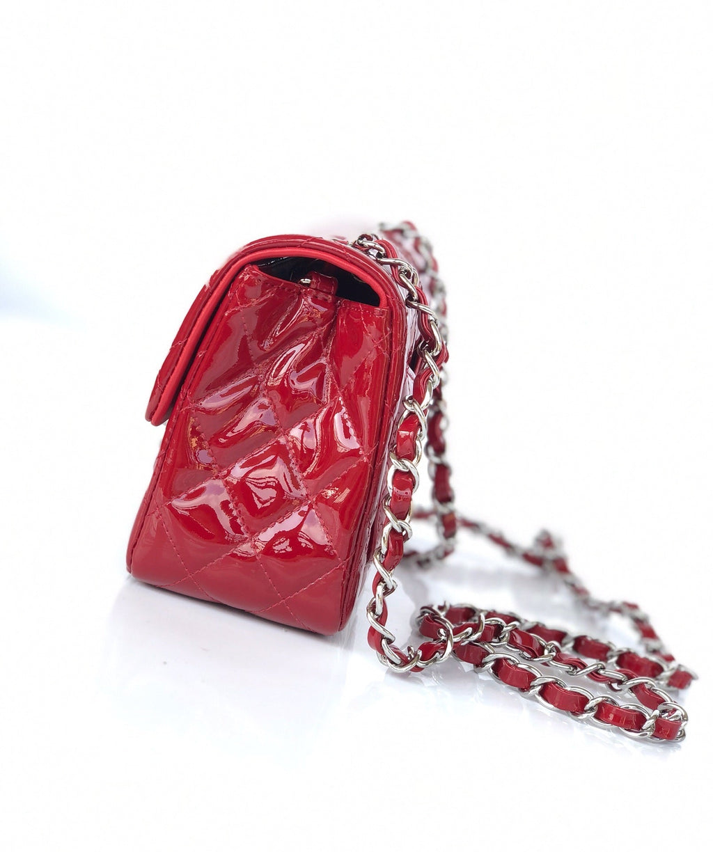 MINI SAC À RABAT CARRÉ 17 CM EN CUIR DE VEAU VERNI ROUGE, QUINCAILLERIE ARGENTÉE