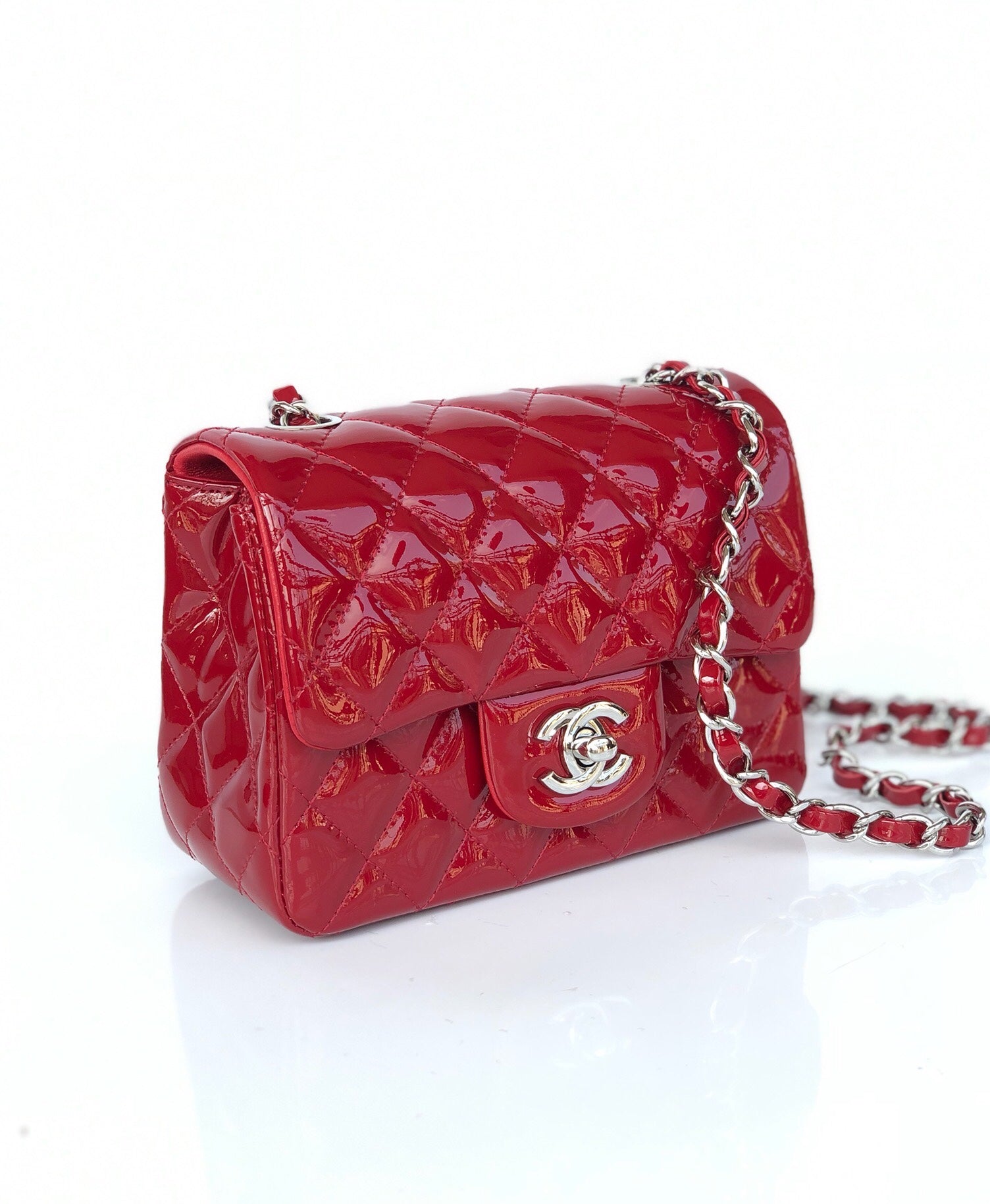 MINI SAC À RABAT CARRÉ 17 CM EN CUIR DE VEAU VERNI ROUGE, QUINCAILLERIE ARGENTÉE