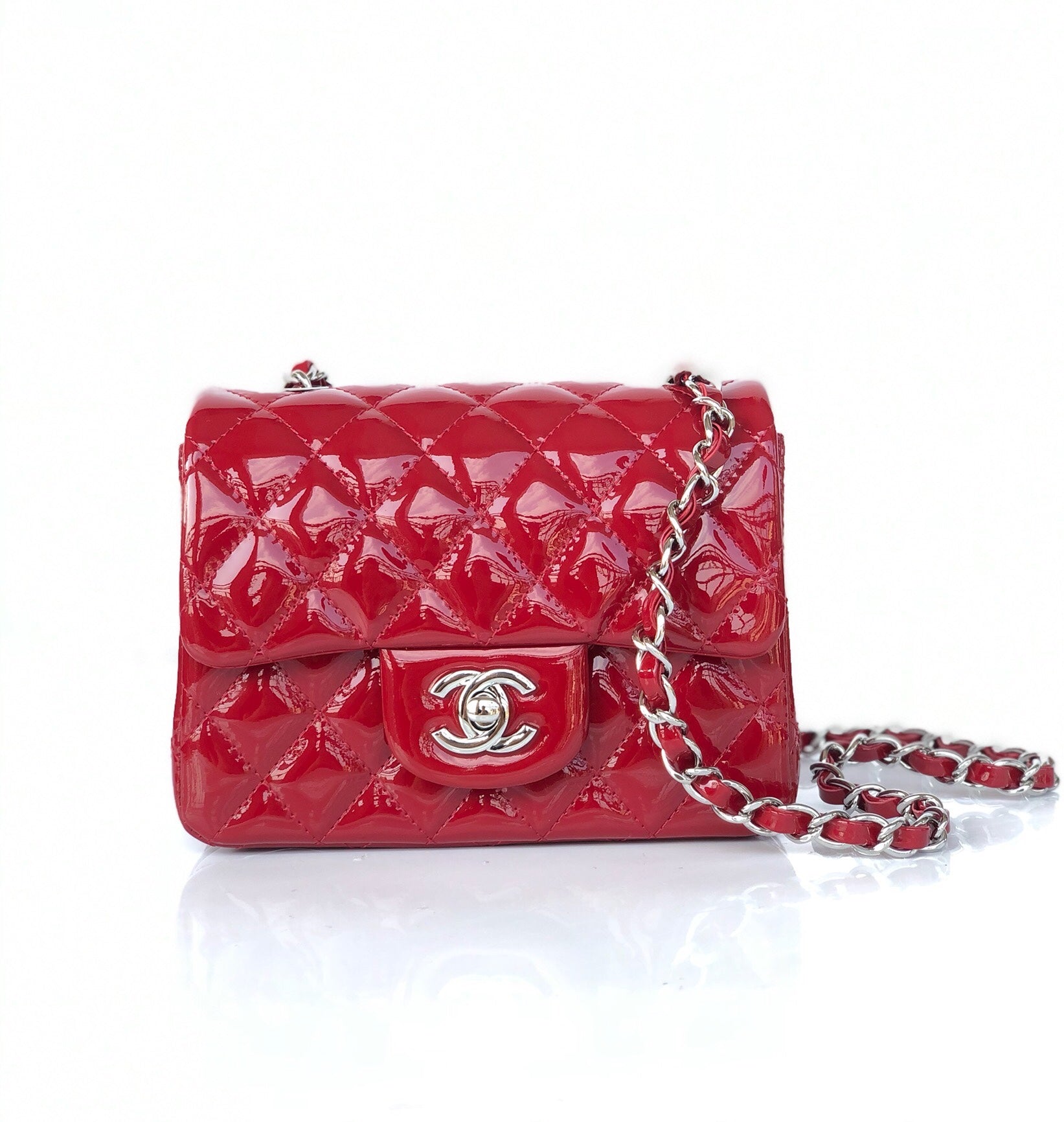 MINI SAC À RABAT CARRÉ 17 CM EN CUIR DE VEAU VERNI ROUGE, QUINCAILLERIE ARGENTÉE