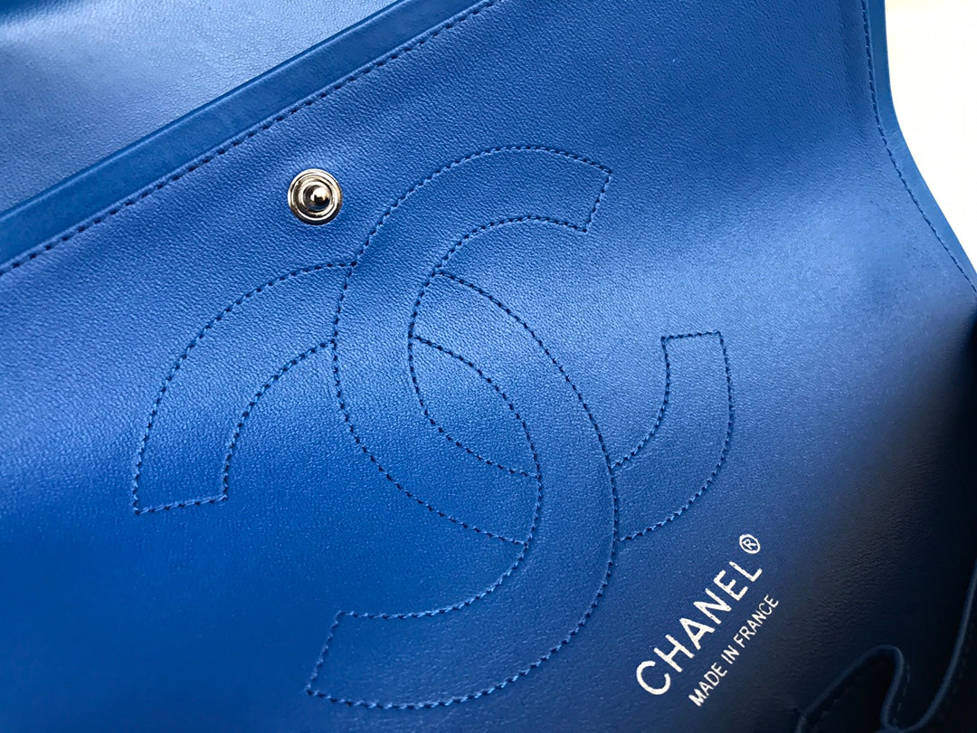 SAC À RABAT JUMBO 30 EN CUIR D'AGNEAU BLEU ET QUINCAILLERIE ARGENTÉE