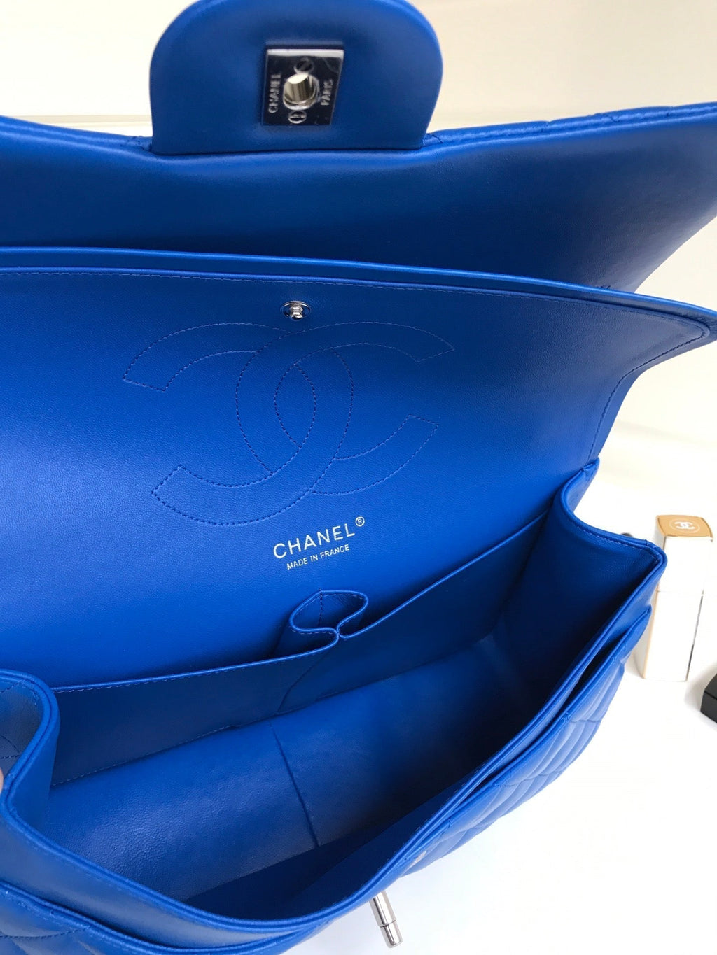SAC À RABAT JUMBO 30 EN CUIR D'AGNEAU BLEU ET QUINCAILLERIE ARGENTÉE