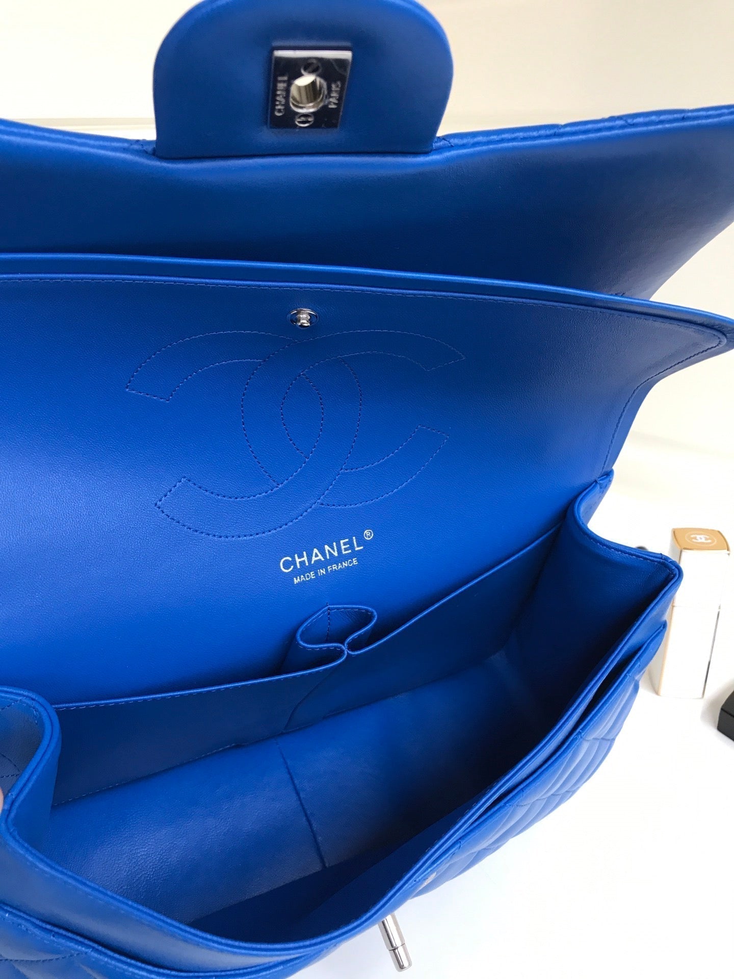 SAC À RABAT JUMBO 30 EN CUIR D'AGNEAU BLEU ET QUINCAILLERIE ARGENTÉE