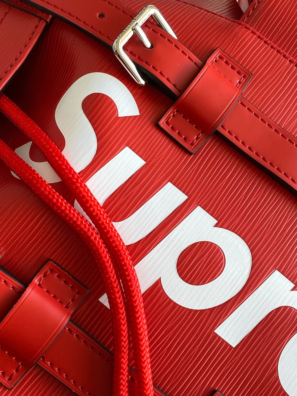 LV X SUPREME CHRISTOPHER PETIT SAC À DOS 47 EN CUIR DE VEAU ÉPI ROUGE