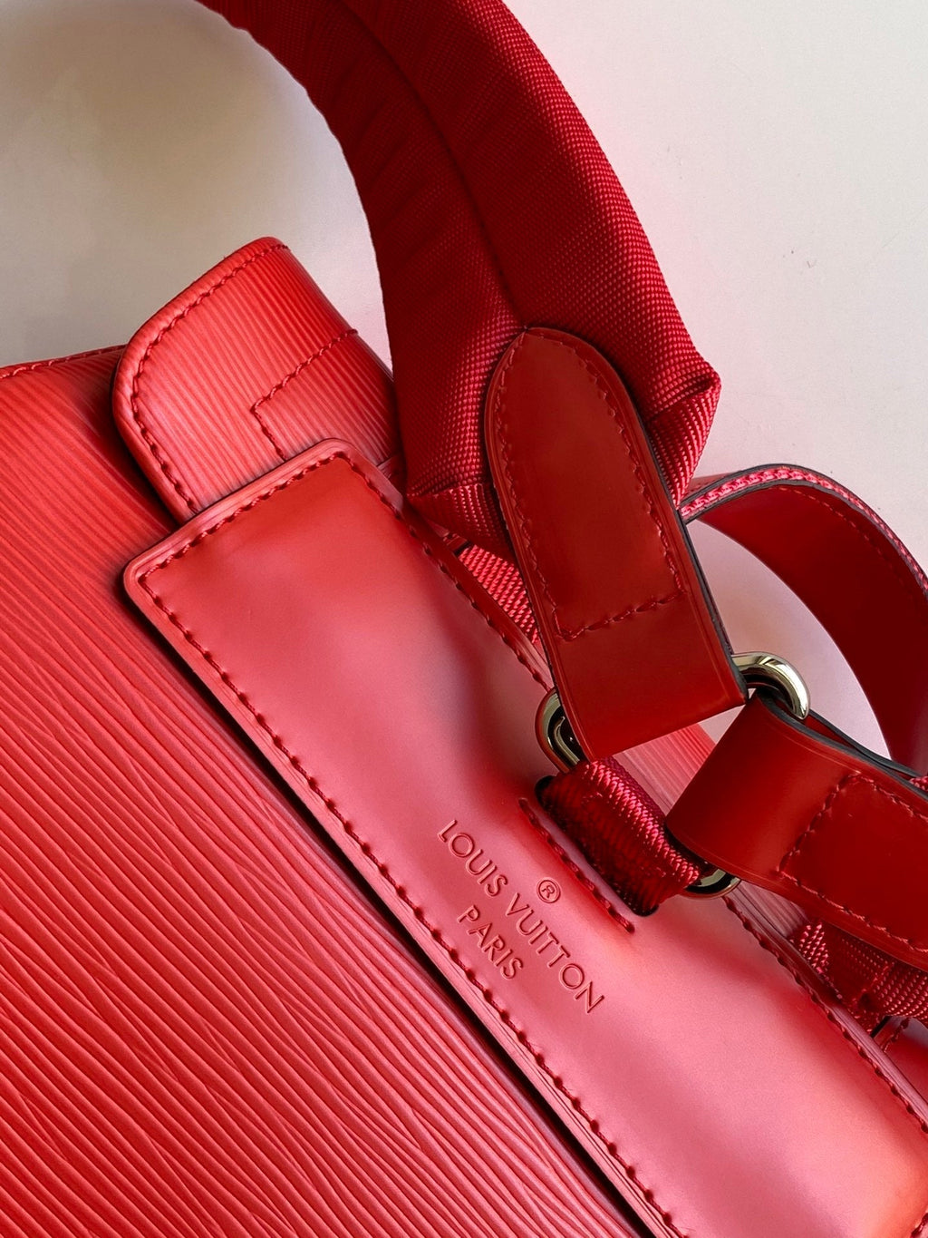 LV X SUPREME CHRISTOPHER PETIT SAC À DOS 47 EN CUIR DE VEAU ÉPI ROUGE