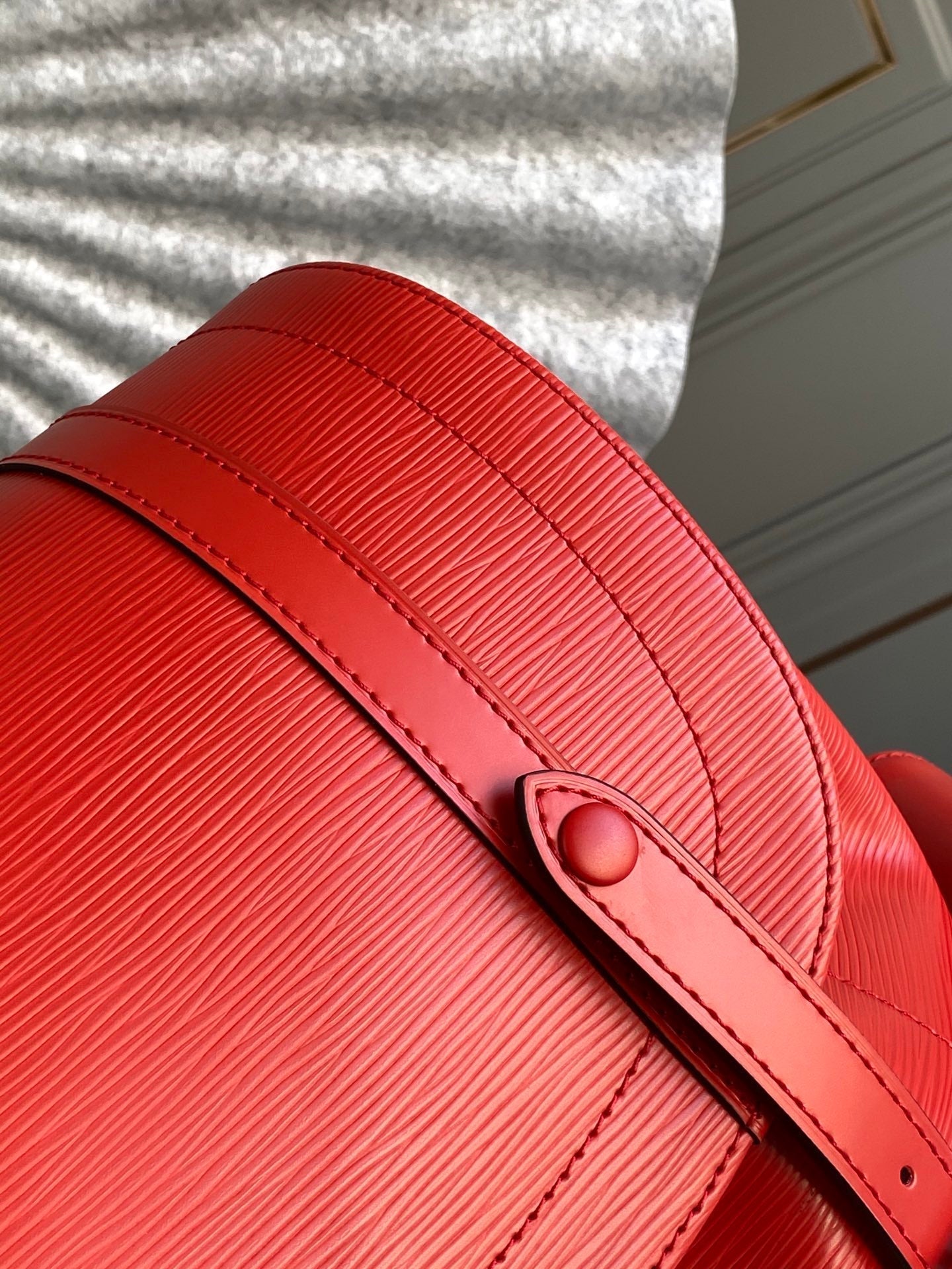 LV X SUPREME CHRISTOPHER PETIT SAC À DOS 47 EN CUIR DE VEAU ÉPI ROUGE
