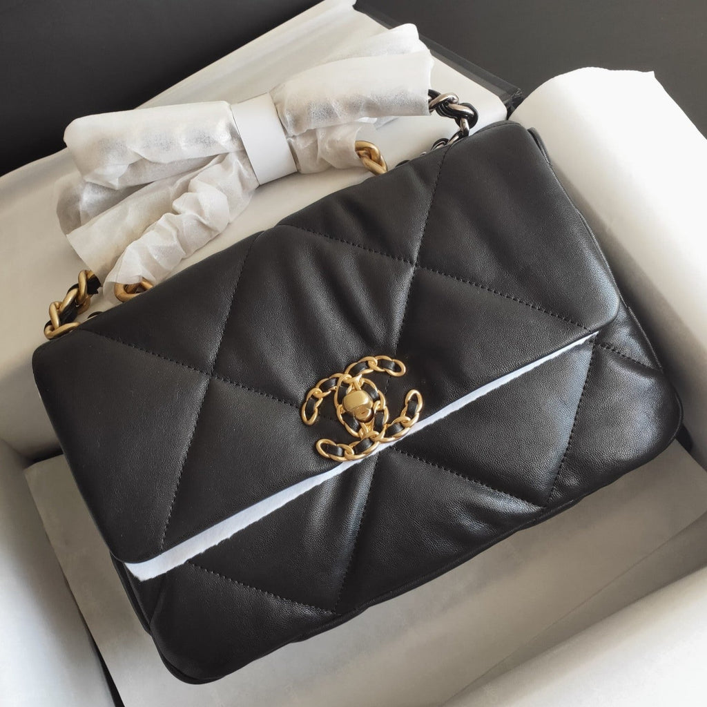 19 SAC À RABAT EN CUIR DE CHÈVRE NOIR ET QUINCAILLERIE DORÉ 