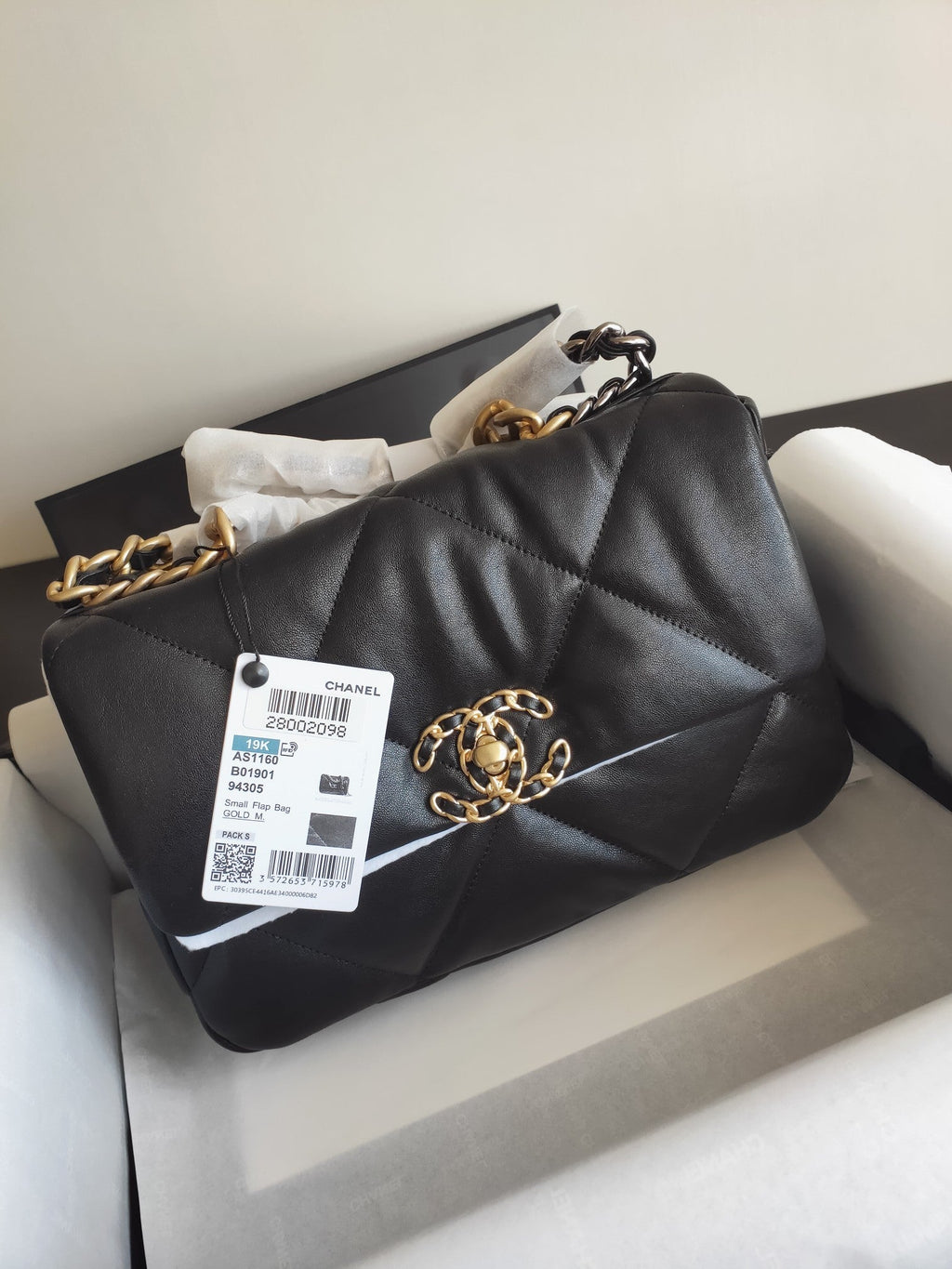 19 SAC À RABAT EN CUIR DE CHÈVRE NOIR ET QUINCAILLERIE DORÉ 