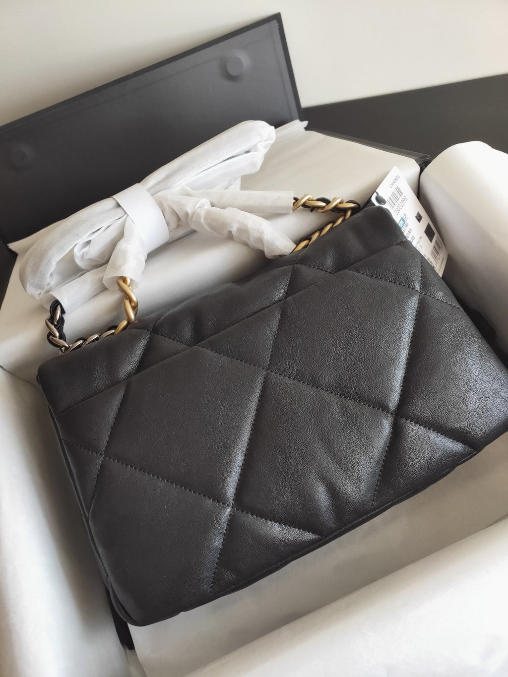 19 SAC À RABAT EN CUIR DE CHÈVRE NOIR ET QUINCAILLERIE DORÉ 