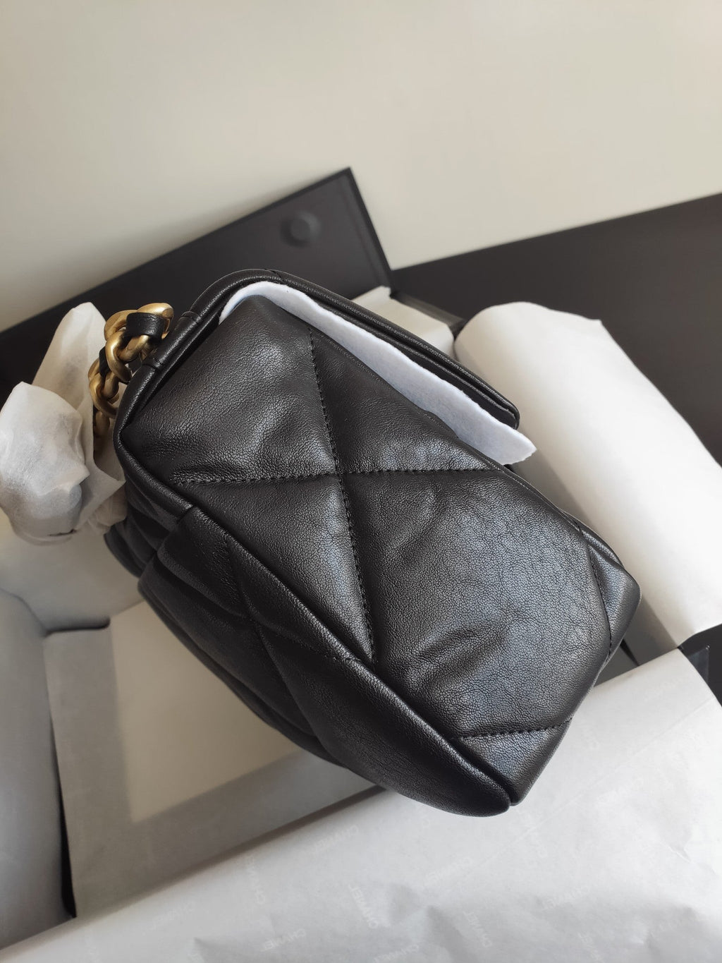 19 SAC À RABAT EN CUIR DE CHÈVRE NOIR ET QUINCAILLERIE DORÉ 