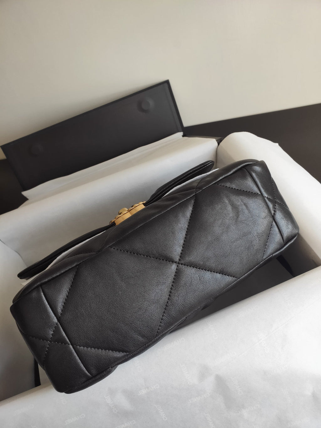 19 SAC À RABAT EN CUIR DE CHÈVRE NOIR ET QUINCAILLERIE DORÉ 