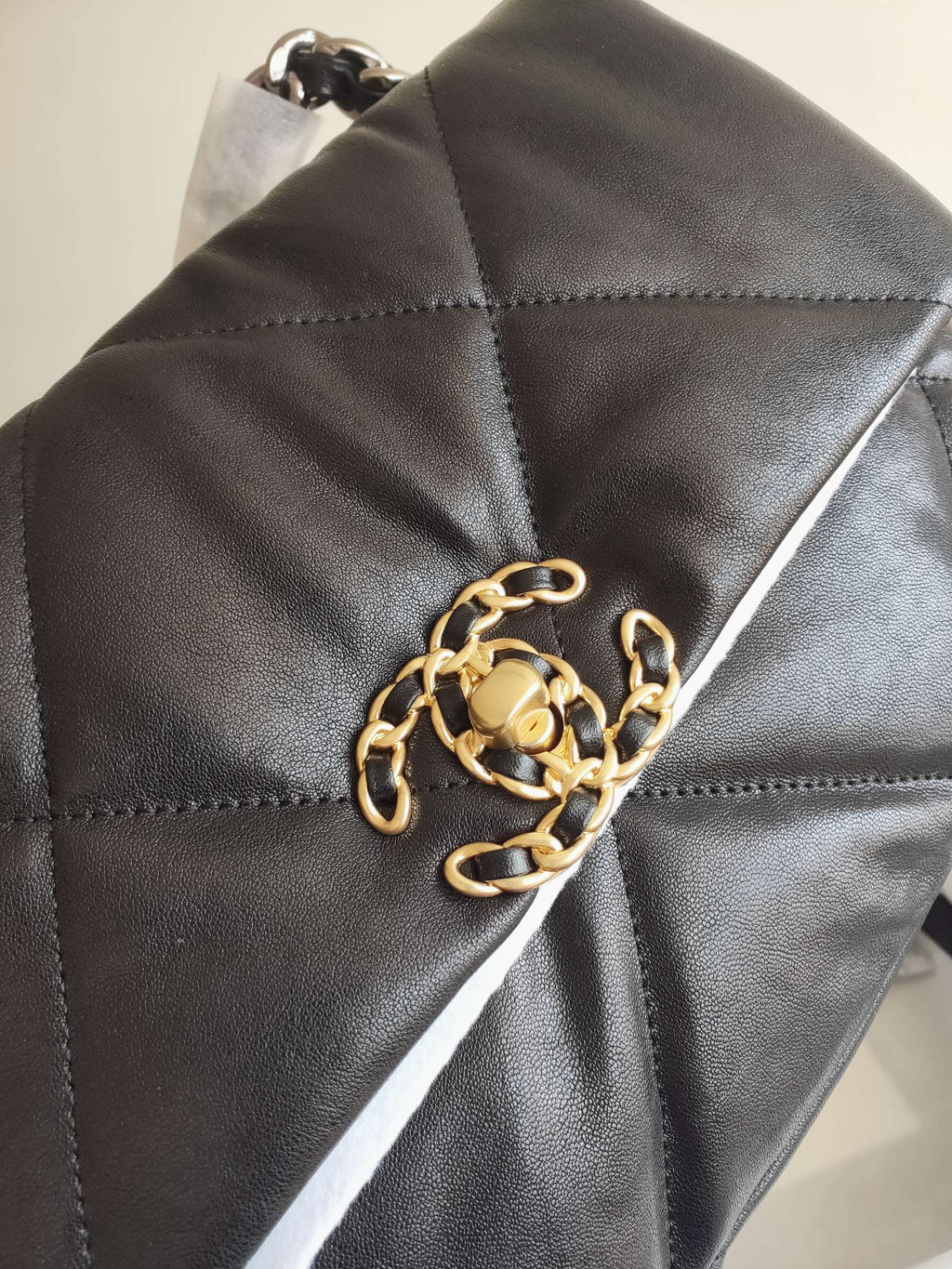 19 SAC À RABAT EN CUIR DE CHÈVRE NOIR ET QUINCAILLERIE DORÉ 
