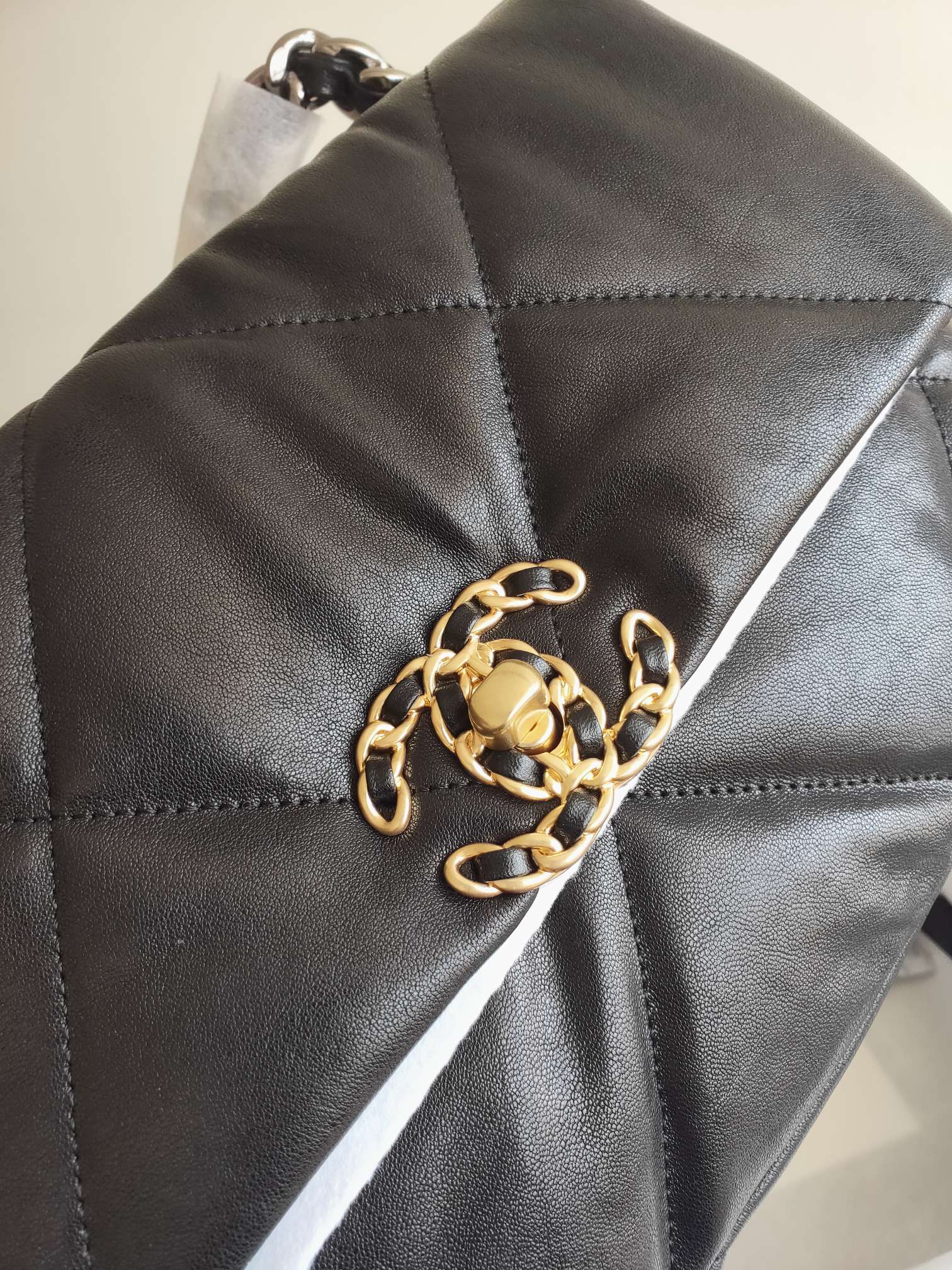 19 SAC À RABAT EN CUIR DE CHÈVRE NOIR ET QUINCAILLERIE DORÉ 