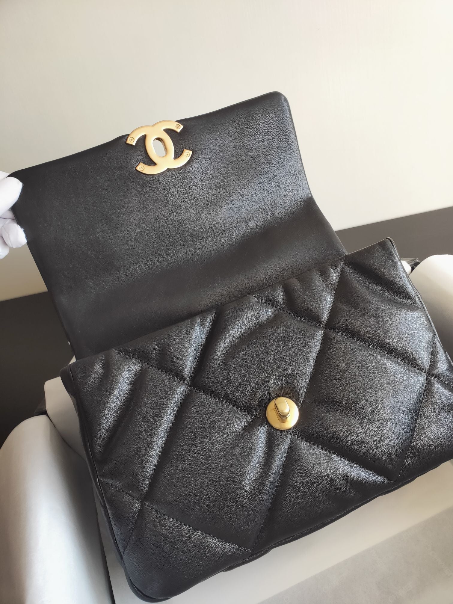 19 SAC À RABAT EN CUIR DE CHÈVRE NOIR ET QUINCAILLERIE DORÉ 
