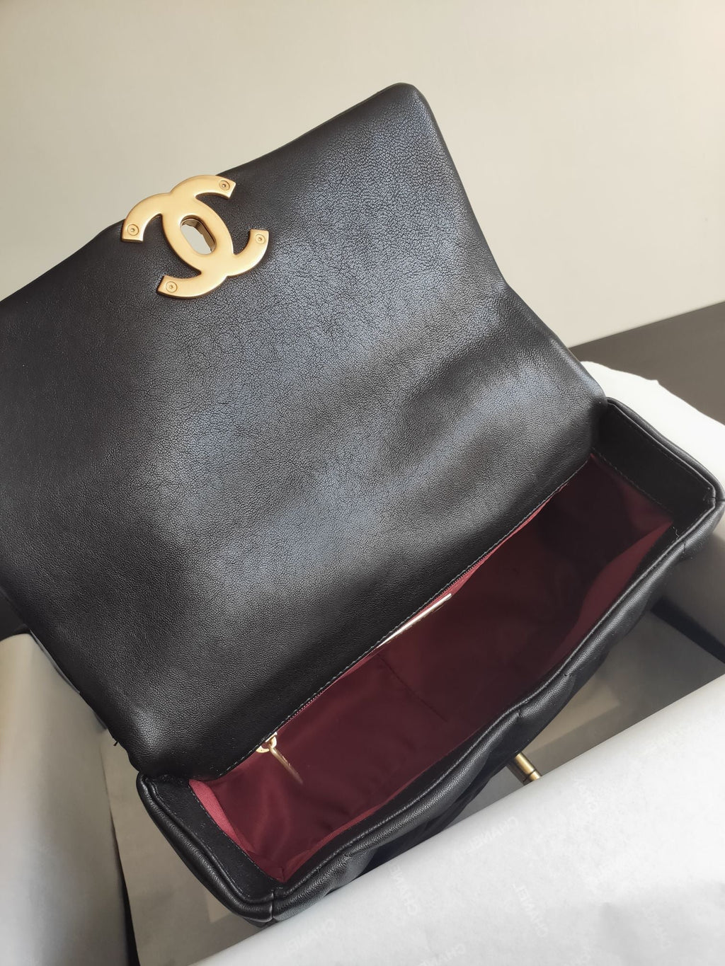 19 SAC À RABAT EN CUIR DE CHÈVRE NOIR ET QUINCAILLERIE DORÉ 
