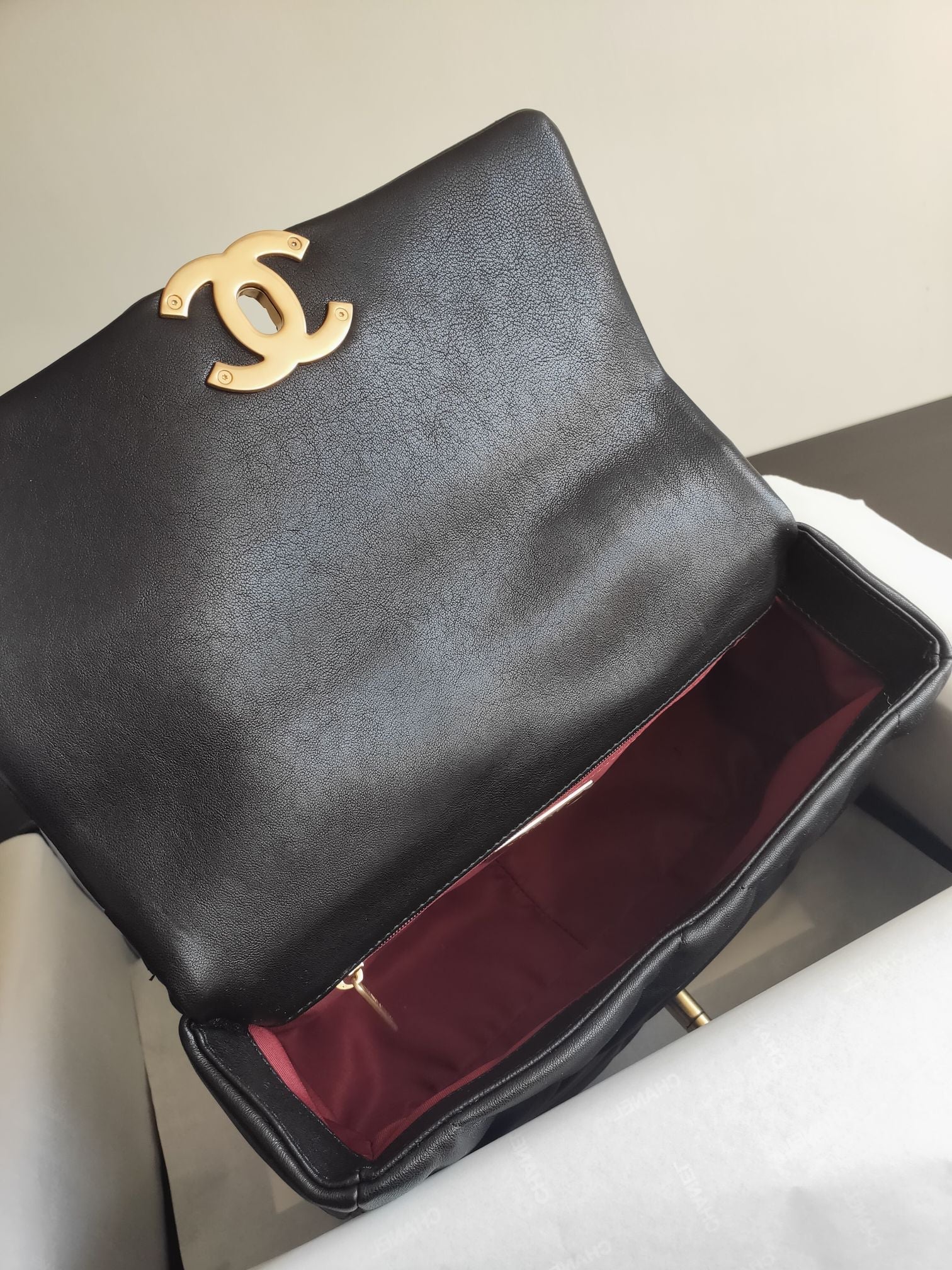 19 SAC À RABAT EN CUIR DE CHÈVRE NOIR ET QUINCAILLERIE DORÉ 