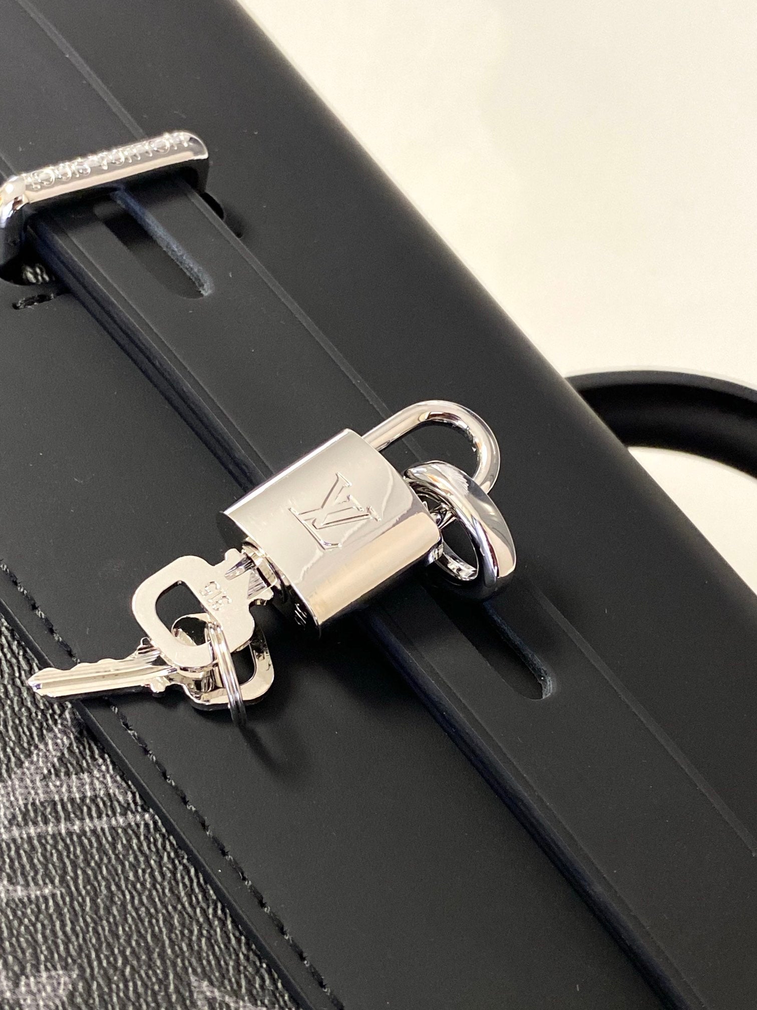 SAC À DOS STEAMER 45 EN TOILE ÉCLIPSE MONOGRAMME GUN METAL ET CUIR DE VEAU NOIR BOUCLE ARGENTÉE