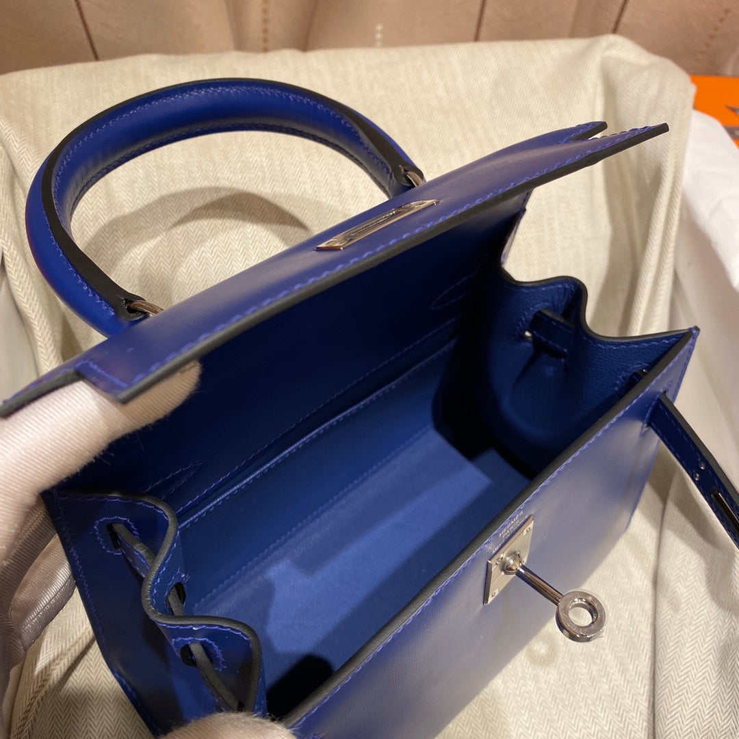 SAC KELLY MINI 20 EN CUIR DE VEAU LISSE BLEU MARINE AVEC QUINCAILLERIE ARGENTÉE (FABRIQUÉ SUR COMMANDE)