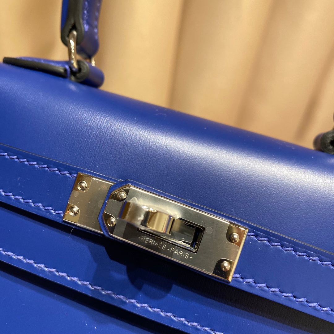 SAC KELLY MINI 20 EN CUIR DE VEAU LISSE BLEU MARINE AVEC QUINCAILLERIE ARGENTÉE (FABRIQUÉ SUR COMMANDE)