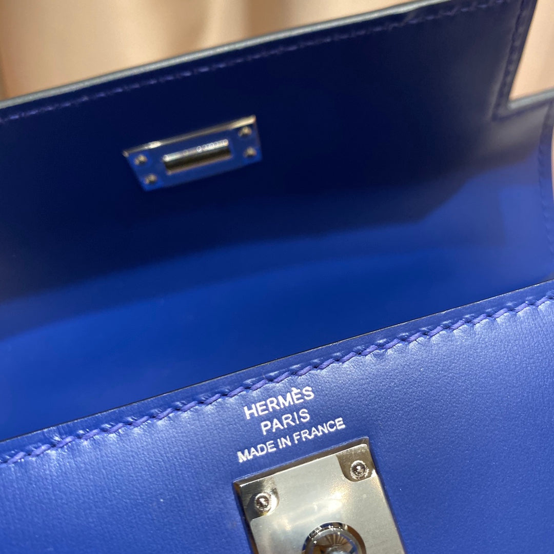 SAC KELLY MINI 20 EN CUIR DE VEAU LISSE BLEU MARINE AVEC QUINCAILLERIE ARGENTÉE (FABRIQUÉ SUR COMMANDE)