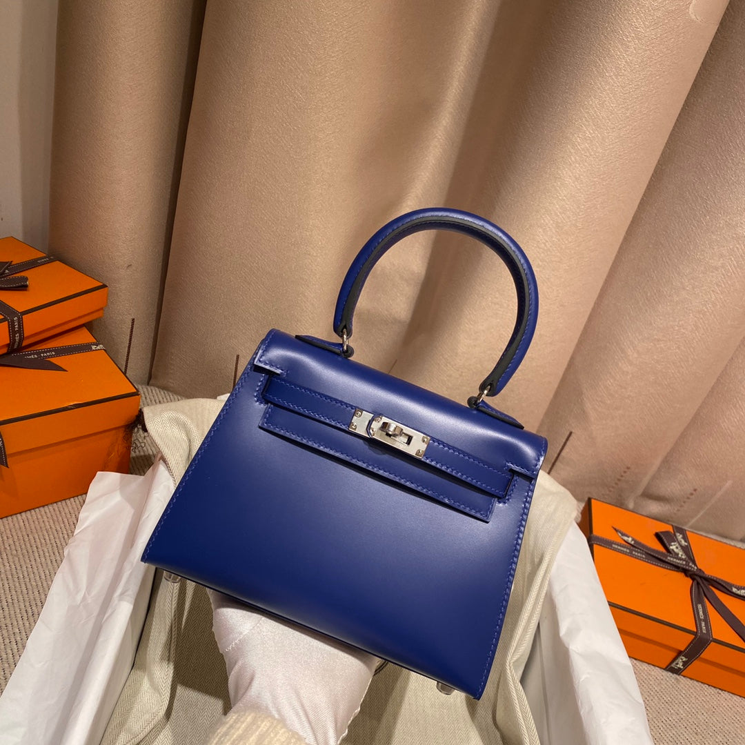 SAC KELLY MINI 20 EN CUIR DE VEAU LISSE BLEU MARINE AVEC QUINCAILLERIE ARGENTÉE (FABRIQUÉ SUR COMMANDE)