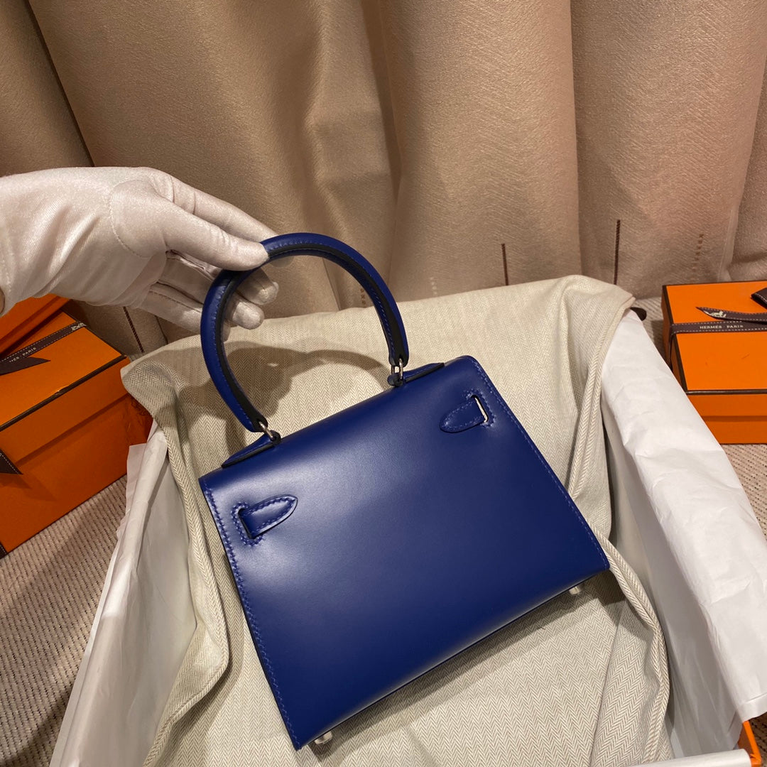 SAC KELLY MINI 20 EN CUIR DE VEAU LISSE BLEU MARINE AVEC QUINCAILLERIE ARGENTÉE (FABRIQUÉ SUR COMMANDE)