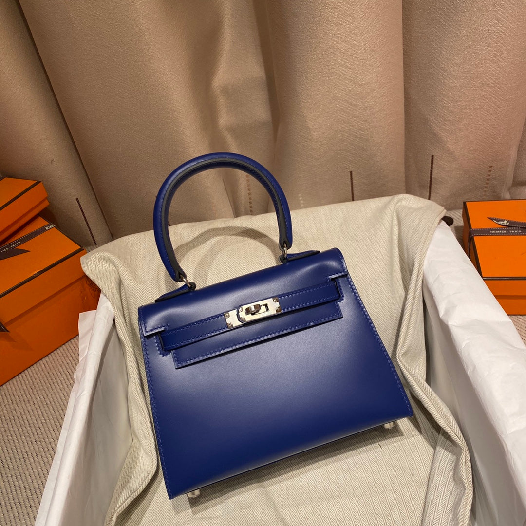 SAC KELLY MINI 20 EN CUIR DE VEAU LISSE BLEU MARINE AVEC QUINCAILLERIE ARGENTÉE (FABRIQUÉ SUR COMMANDE)