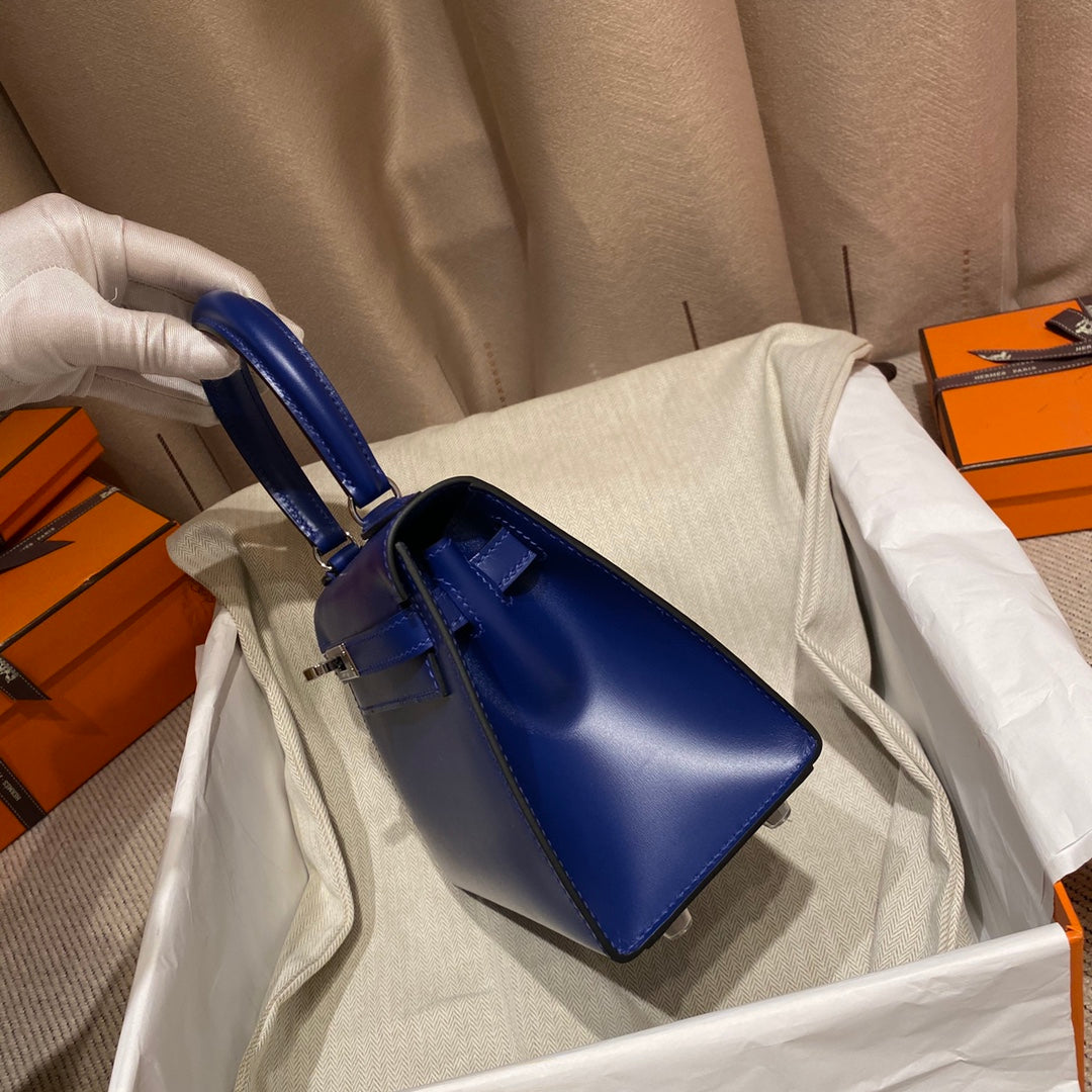 SAC KELLY MINI 20 EN CUIR DE VEAU LISSE BLEU MARINE AVEC QUINCAILLERIE ARGENTÉE (FABRIQUÉ SUR COMMANDE)