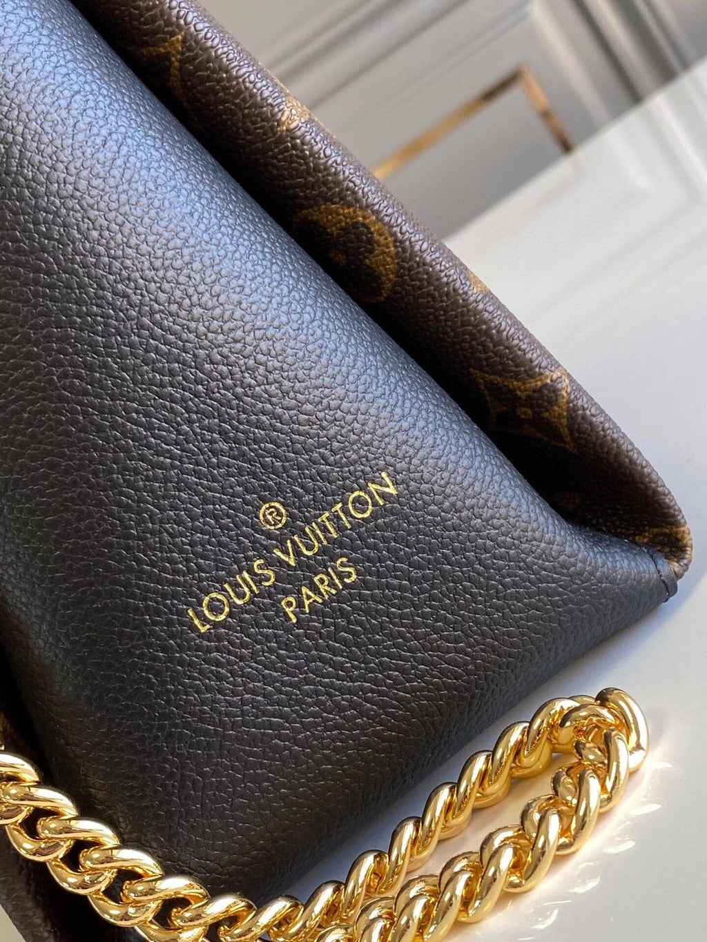 SAC À BANDOULIÈRE CHAÎNE SURENE BB 24 CM EN TOILE MOMOGRAM EN CUIR DE VEAU NOIR