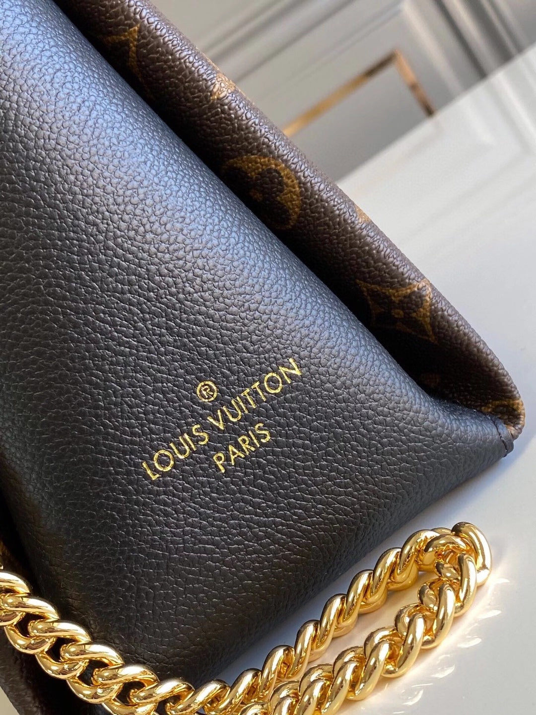 SAC À BANDOULIÈRE CHAÎNE SURENE BB 24 CM EN TOILE MOMOGRAM EN CUIR DE VEAU NOIR